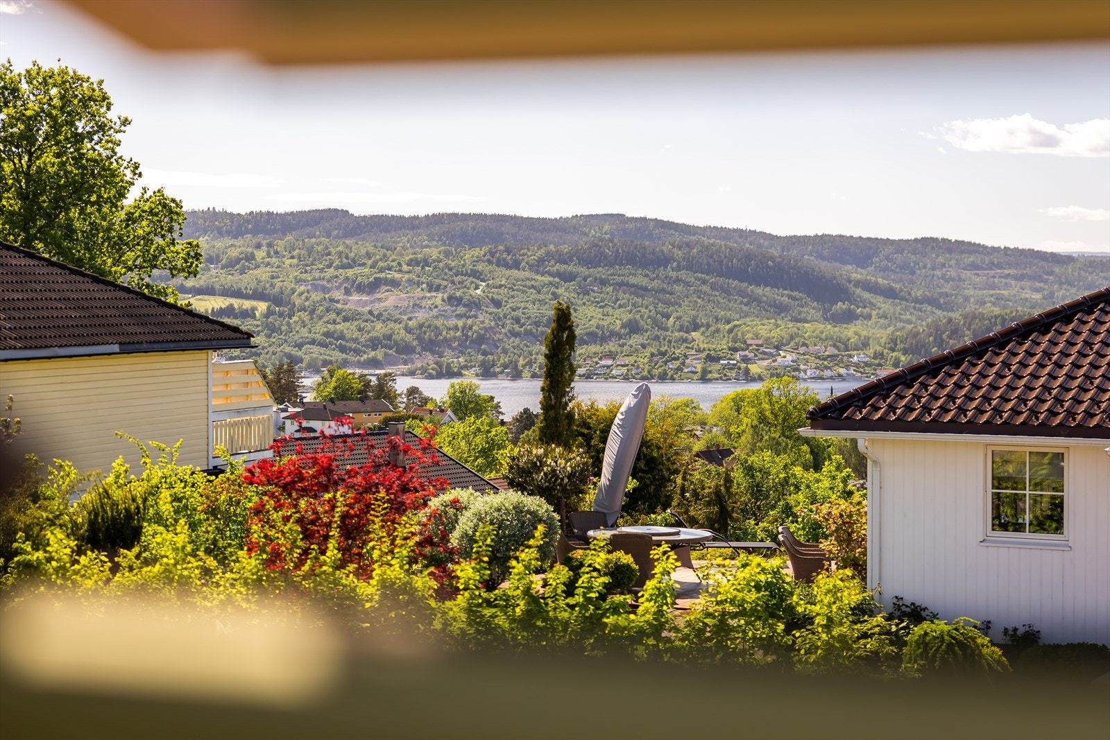 Fra takvinduene i stua og det ene soverommet er det fint utsyn mot Oslofjorden Galleribilde