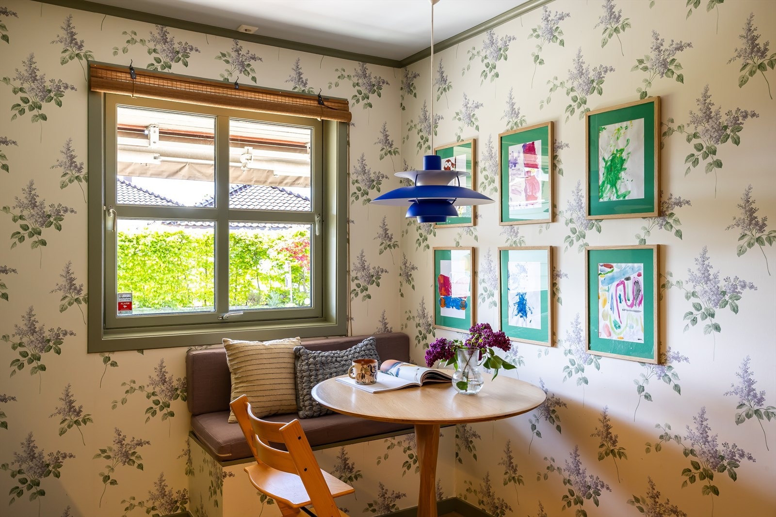 Koselig frokostplass med god atmosfære, naturlig lysinnslipp og gjennomført, personlig stil. Det er lagringsplass i benken. Galleribilde
