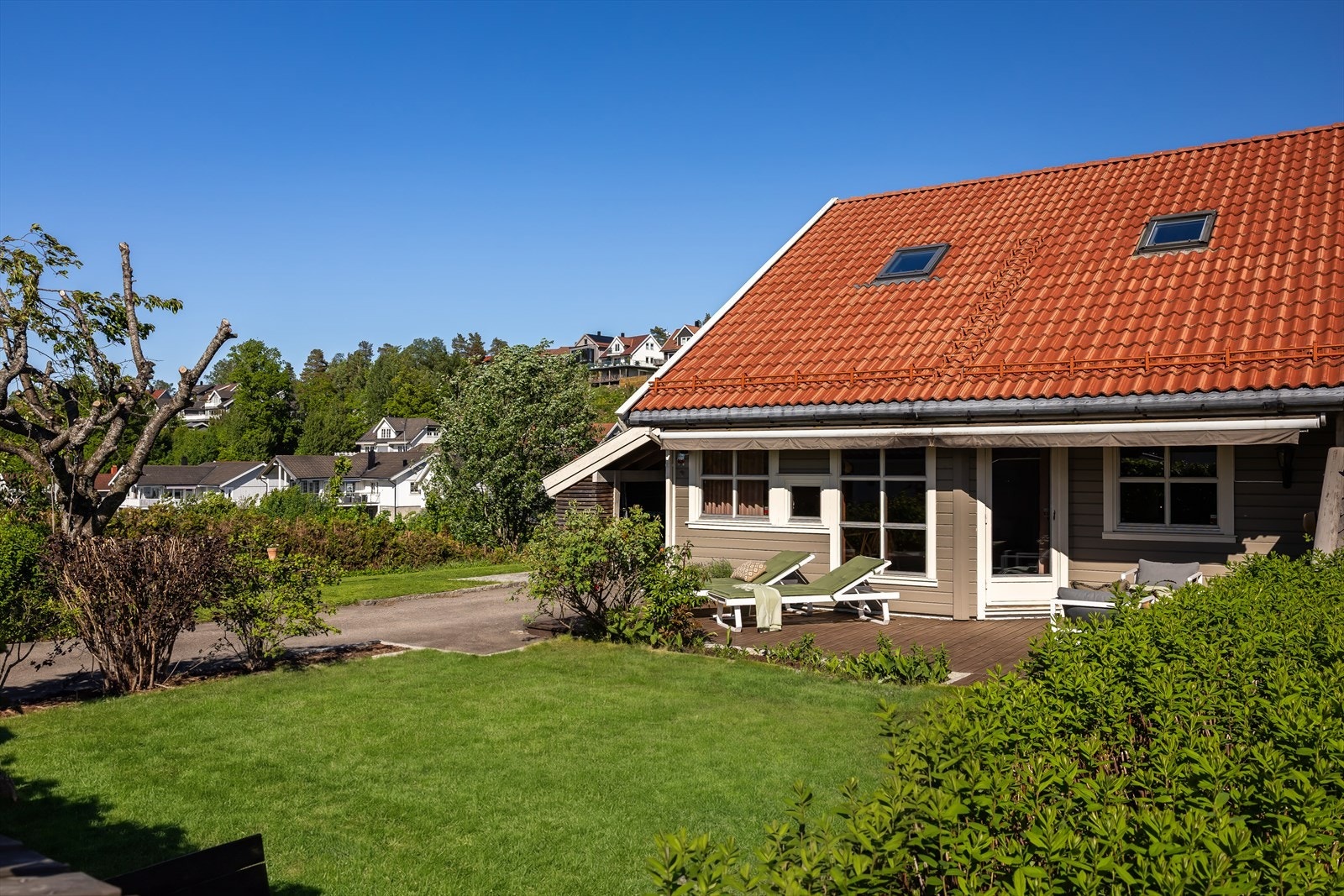 Tomten er pent opparbeidet og har gode solforhold fra morgen til kveld. Galleribilde
