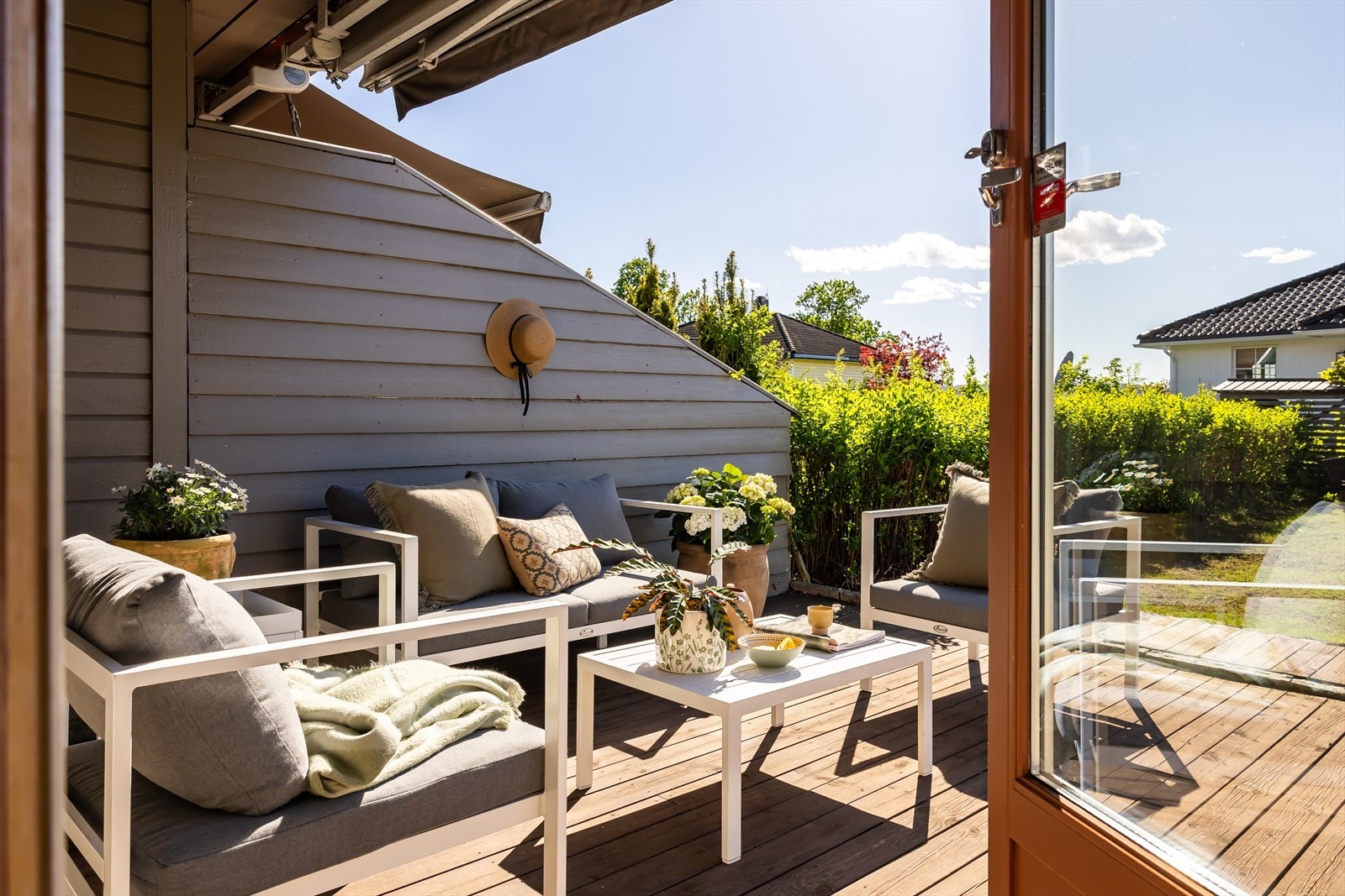 Fra stuen er det utgang til en vestvendt-terrasse med tilhørende hage. Galleribilde