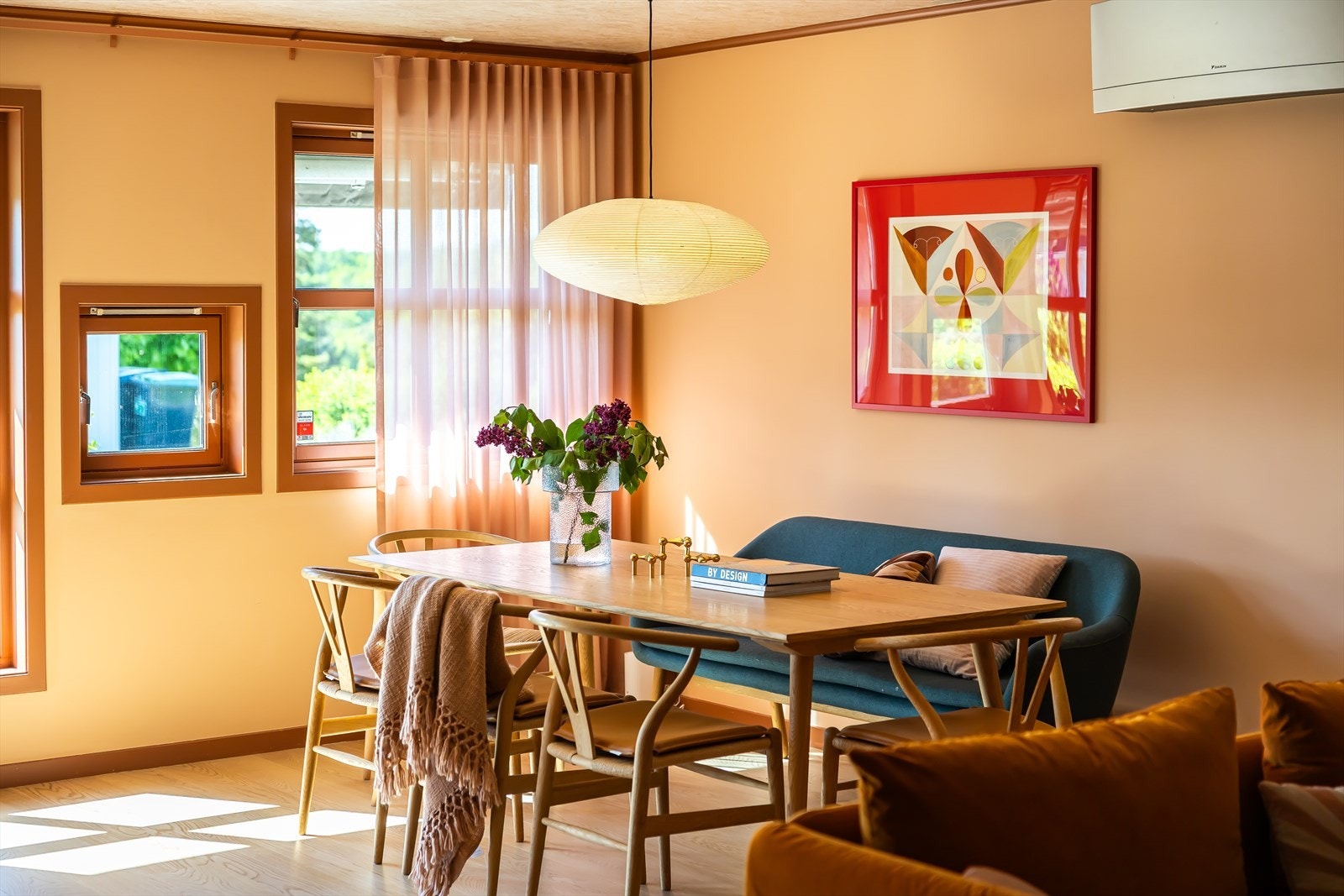 Innbydende spiseplass med godt lysinnslipp, lune fargetoner og god plass til spisegruppe. Galleribilde