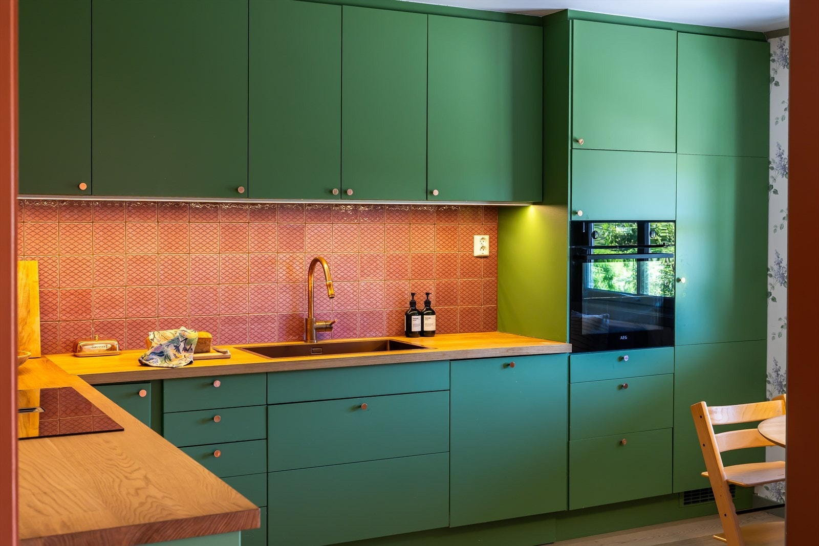 I 2024 kom ny benkeplate, kjøkkenkum og blan
debatteri fra Tapwell, samt backsplash-fliser fra The Winchester Company. Galleribilde