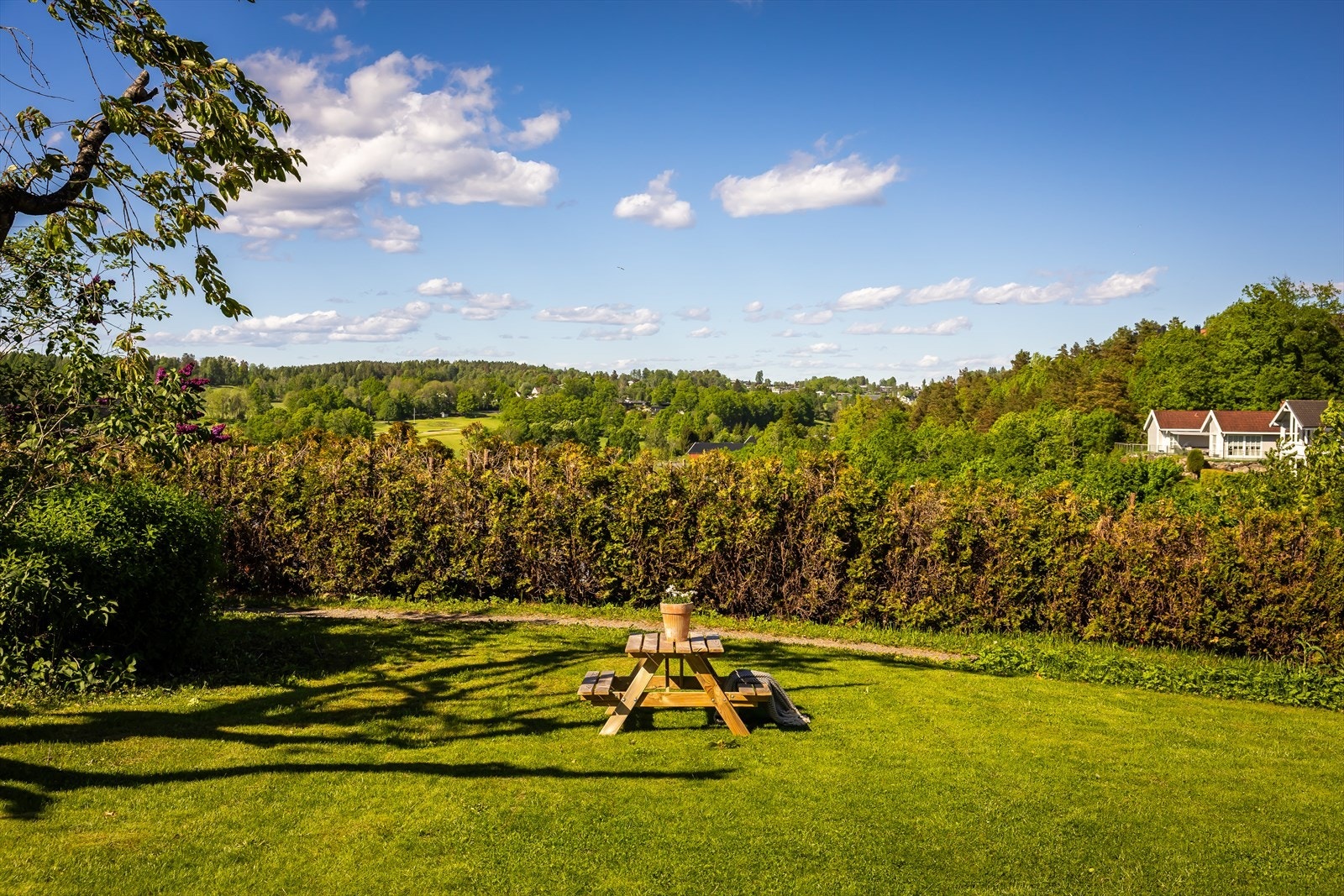 Fra eiendommen har man fint utsyn mot Drøbak golfbane. Galleribilde