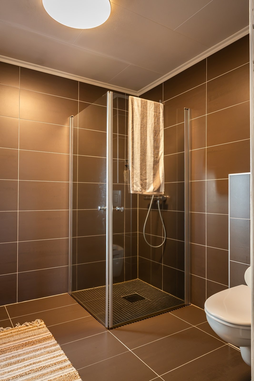 Badet har mekanisk avtrekksvifte i yttervegg, samt avløp for vaskemaskin fra tilstøtende rom. Galleribilde