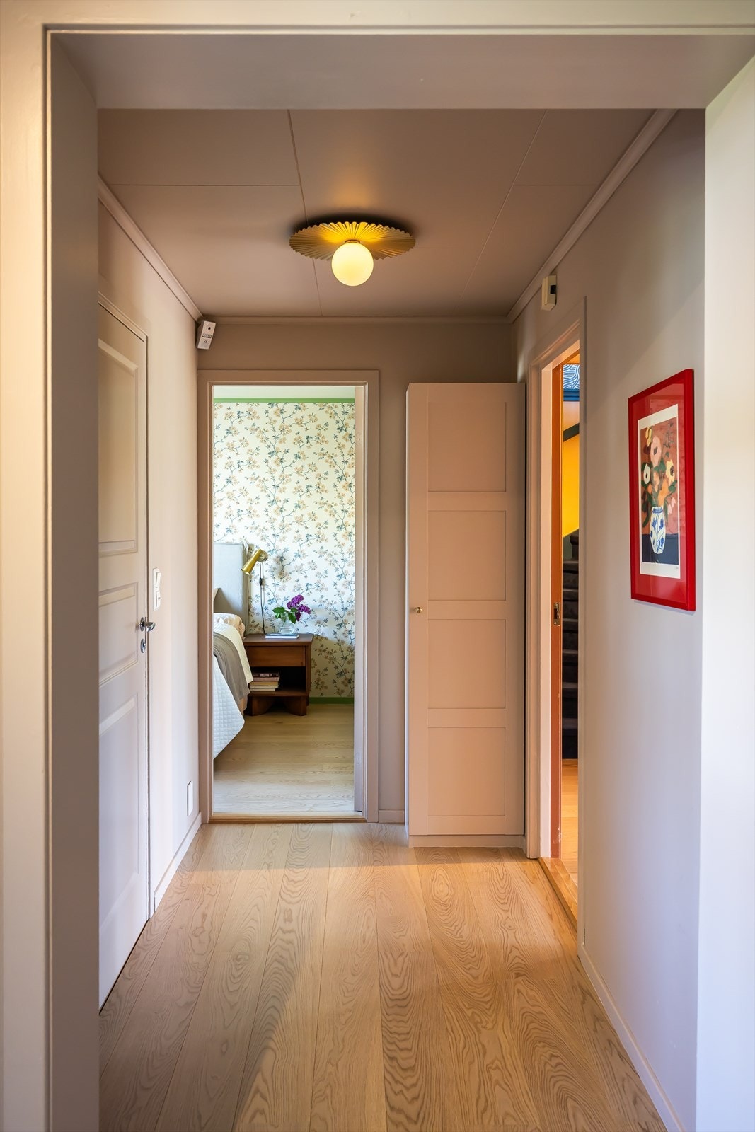 Gang i 1. etasje med gulvvarme, som gjelder hele etasjen. Boligen er elektrisk oppvarmet og har i tillegg luft-til-luft varmepumper. Galleribilde