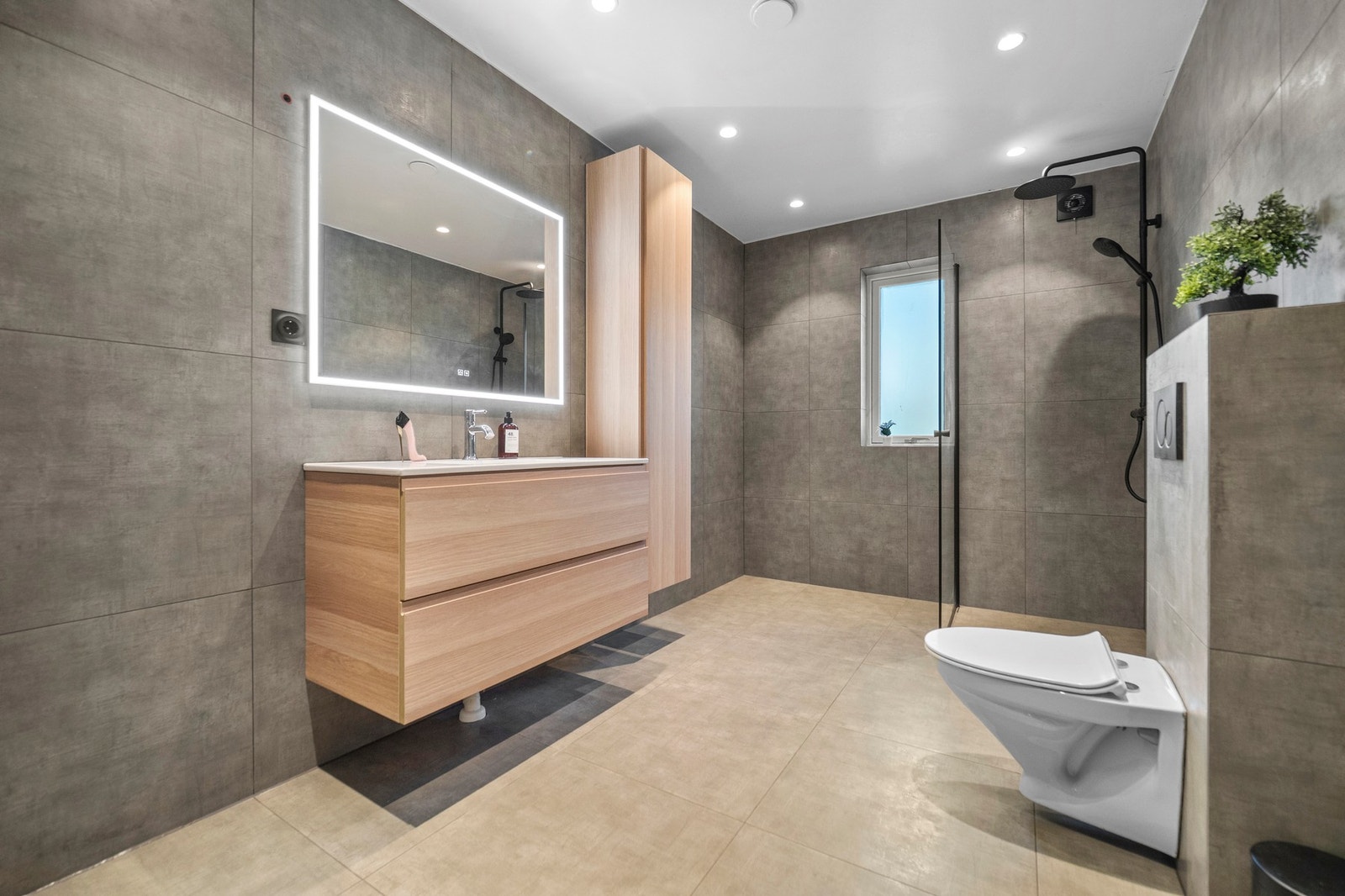 Badet fremstår som velholdt og delikat, og innbyr til egentid og velvære. Galleribilde
