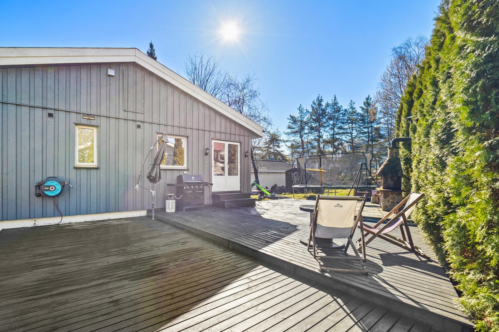 Gode solforhold kan nytes til det fulle på en sydvestvendt terrasse på ca. 70 kvm. Galleribilde