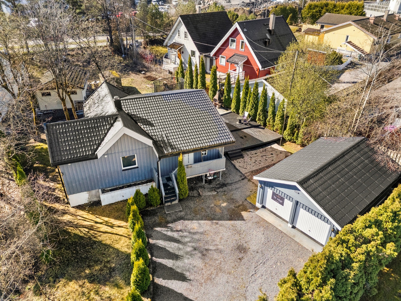 Det er parkering i en frittliggende dobbelgarasje og på en gruslagt gårdsplass. Galleribilde