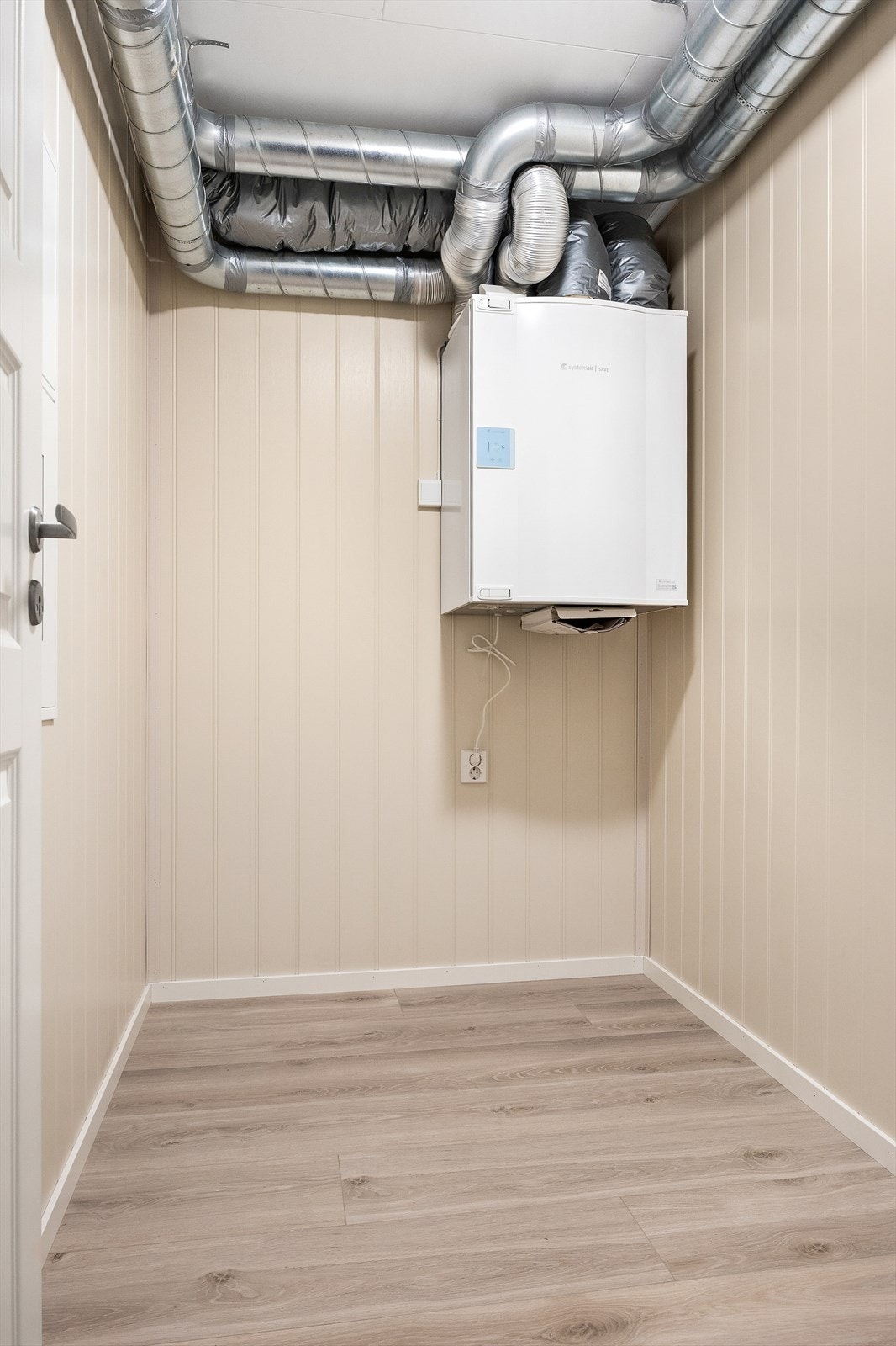 Innvendig bod på 4 m² med aggregat for balansert ventilasjon. En praktisk løsning for ekstra lagring. Galleribilde