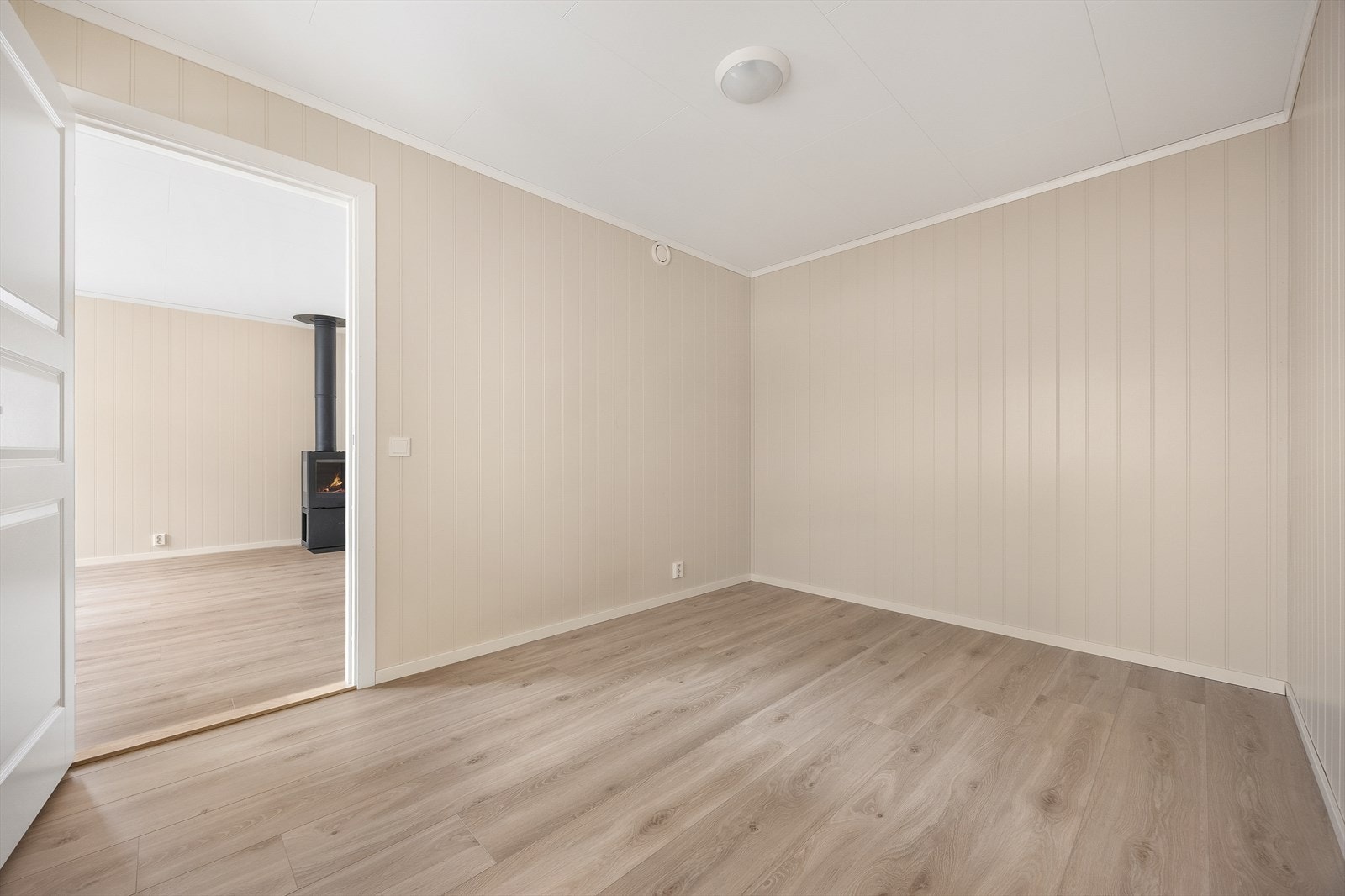 Fra soverommet ser man inn mot stuen, noe som gir en følelse av åpenhet. Galleribilde