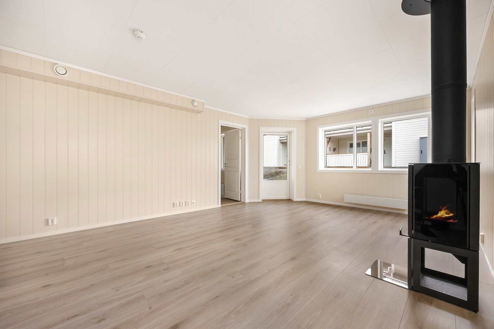 Ildstedet er tilkoblet en isolert stålpipe og er en effektiv varmekilde på kalde dager. Galleribilde