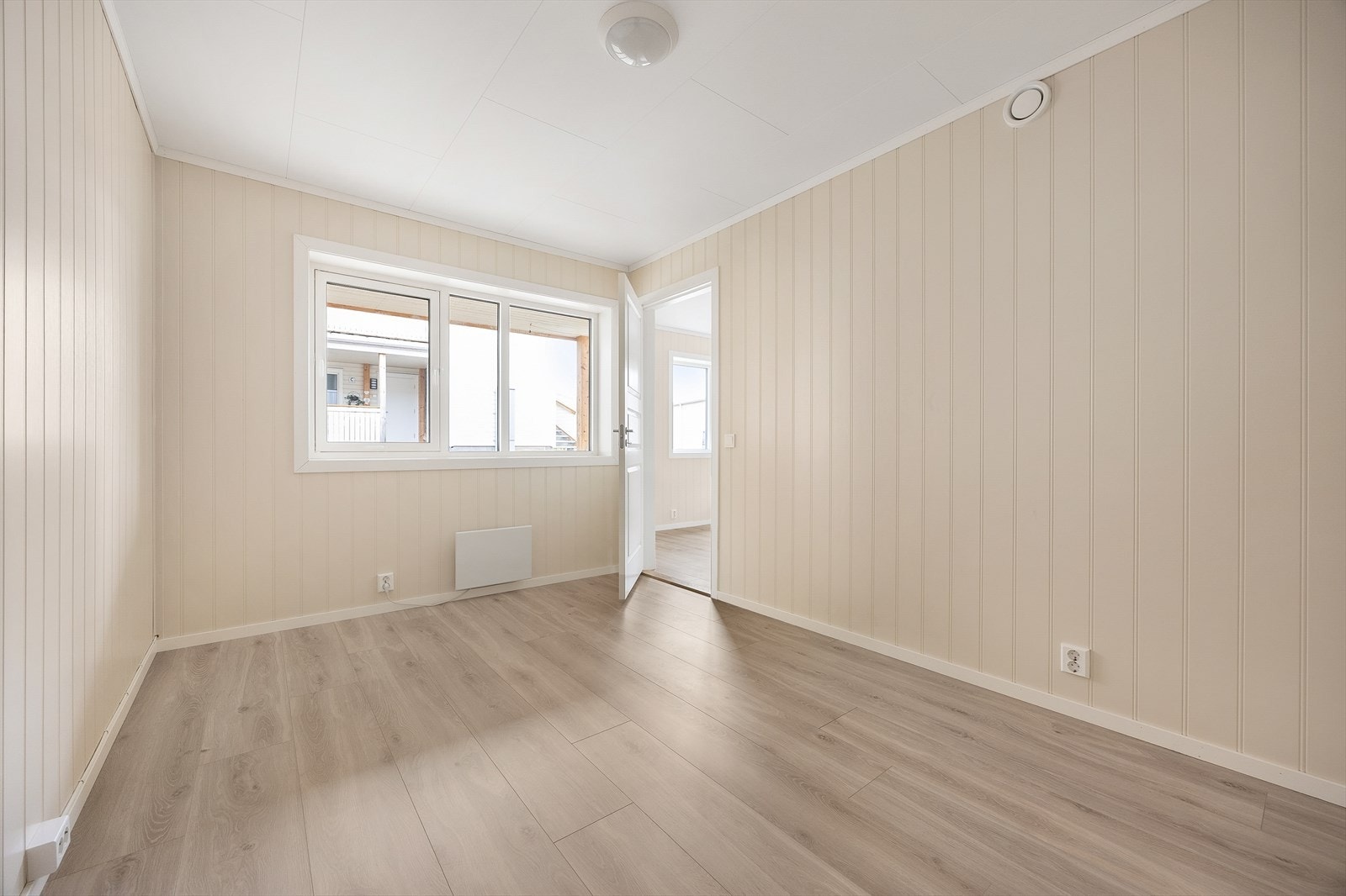 Lyse overflater og laminatgulv gir et moderne og rent uttrykk. Galleribilde
