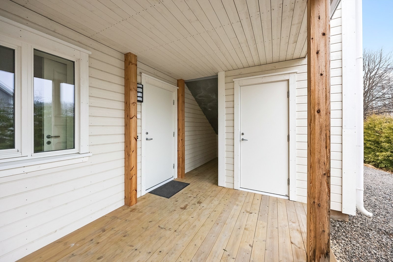 Overbygget inngangsparti med adkomst til leiligheten og den private sportsboden. Galleribilde