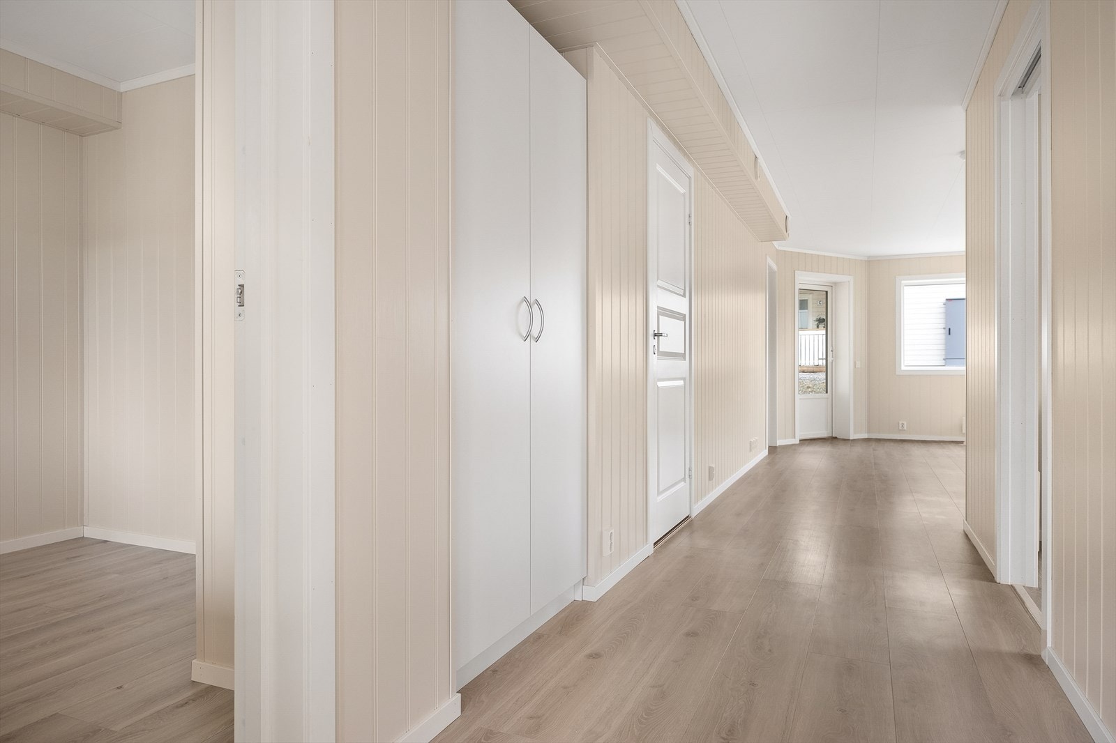 Den sentrale gangen binder alle rommene i leiligheten sammen på en effektiv måte. Galleribilde