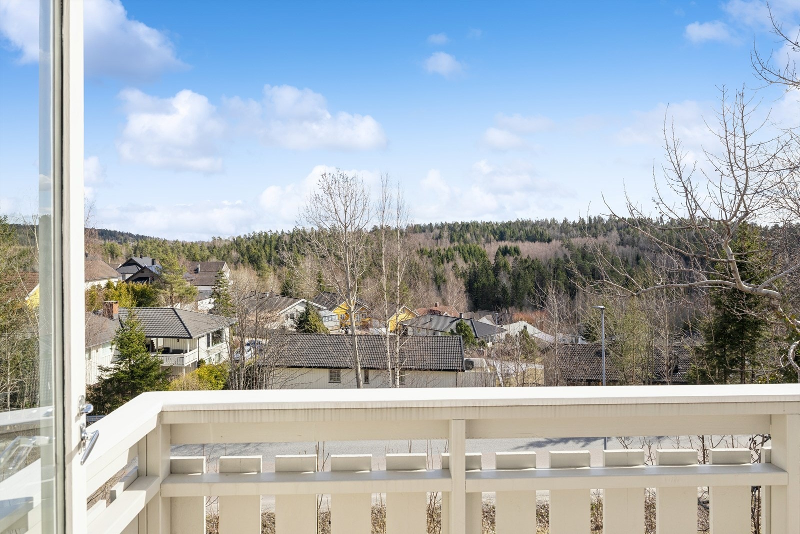 Herfra kan utsikten utover skogen og nabolaget nytes. Galleribilde