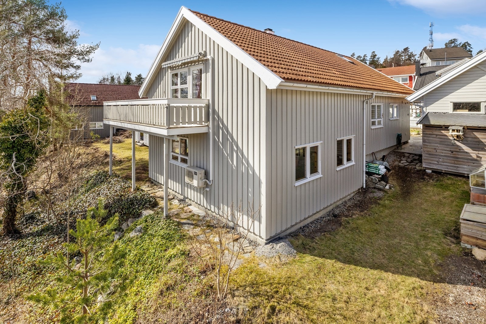 Enebolig fra 1989 med en fleksibel og spennende planløsning over flere havlvplan. Tomten er pent opparbeidet med plen, beplantning og skiferbelagte partier. Galleribilde