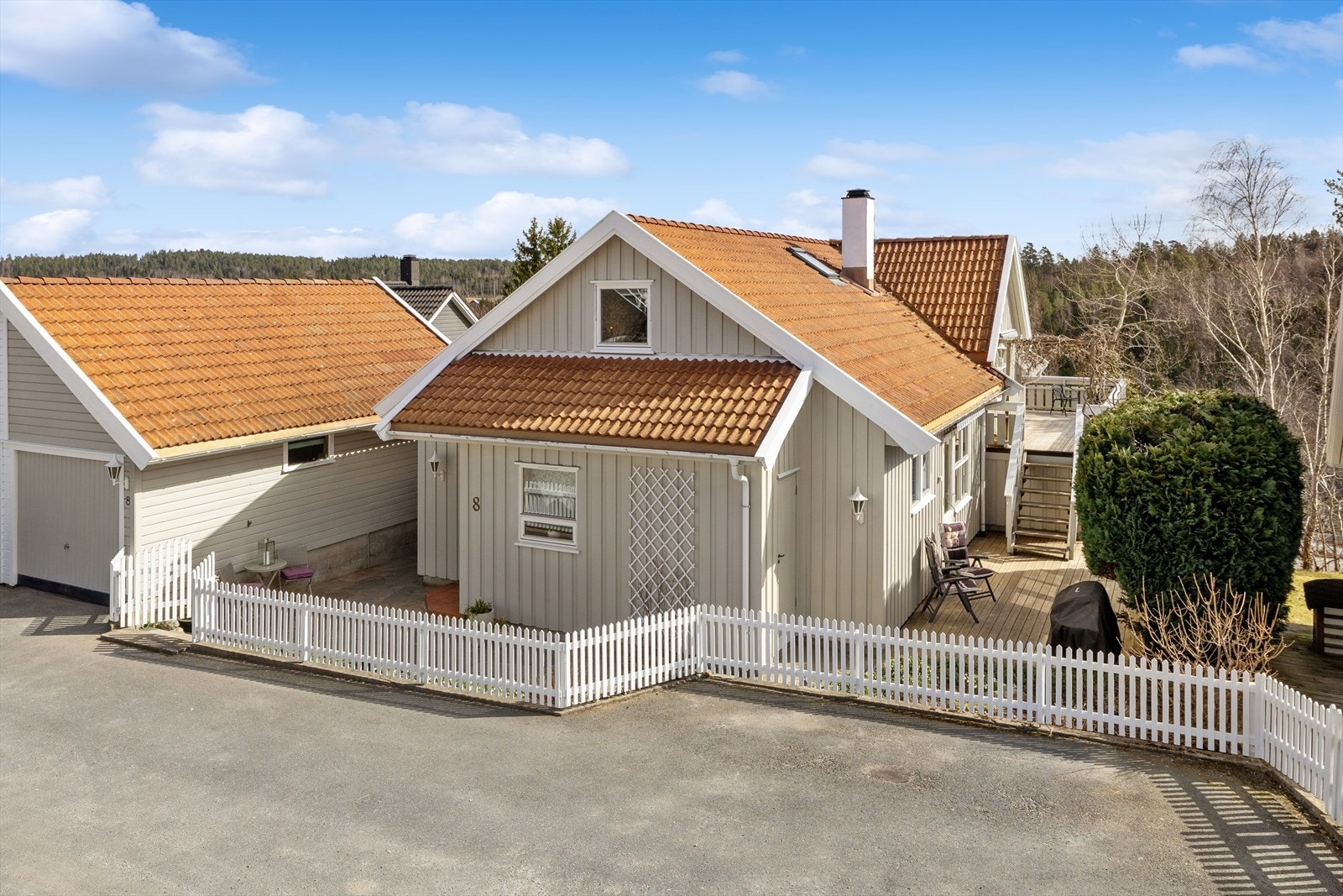 Enebolig fra 1989 med tilhørende halvpart av dobbelgarasje. Galleribilde
