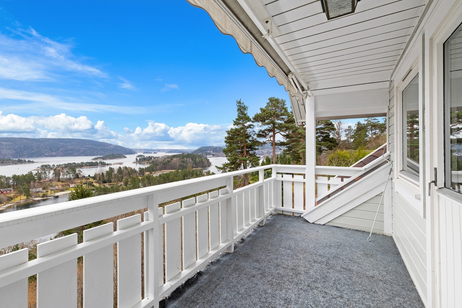 Terrassen på utsiden av loftsstue. Storslagen utsikt Galleribilde