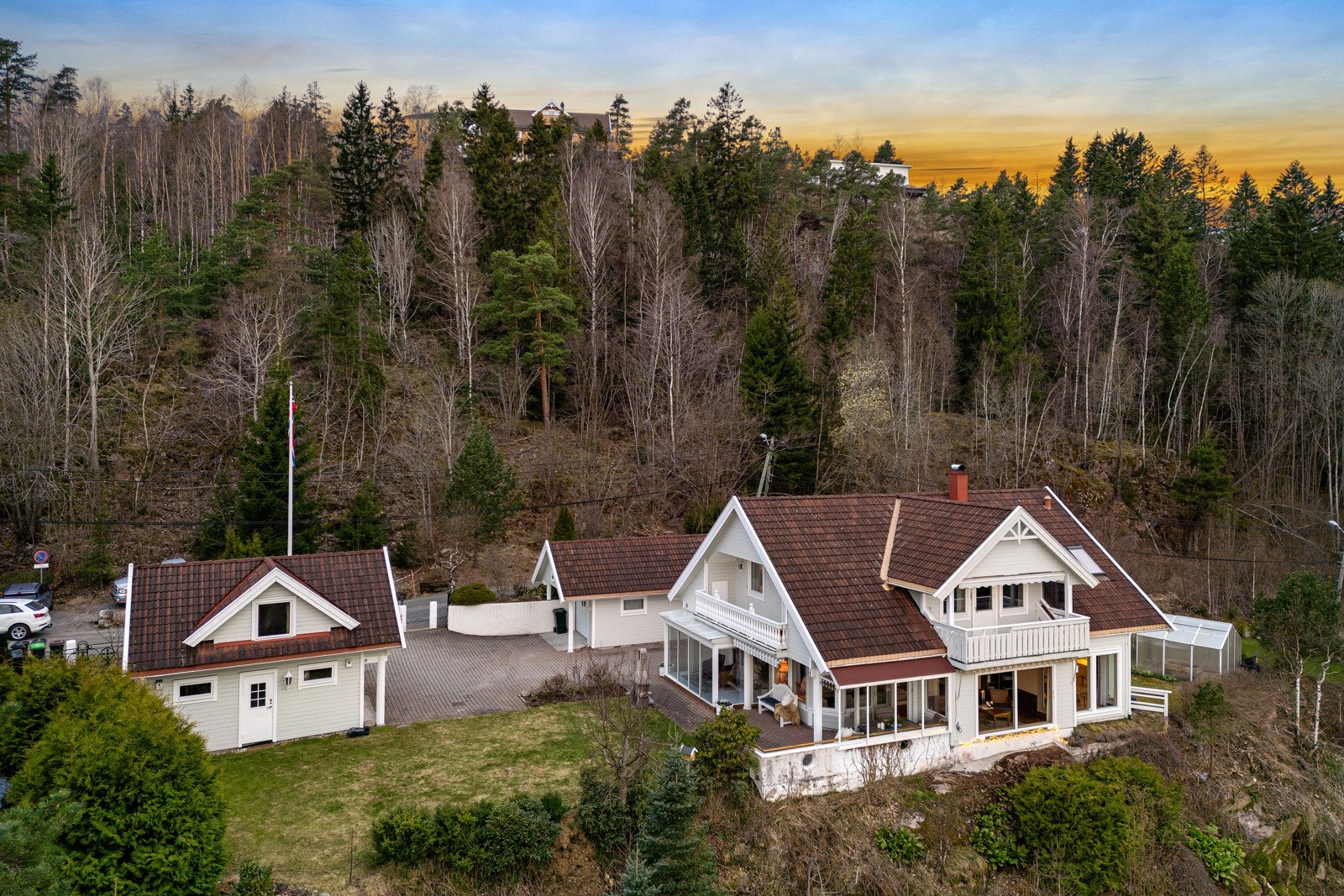 Dronefoto inn mot eiendommen Galleribilde