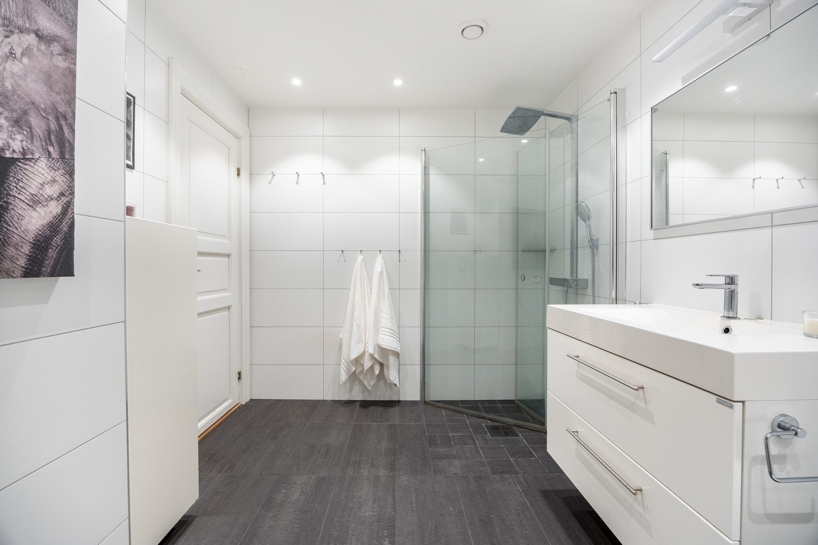 Badet er utstyrt med dusjarmatur tilkoblet både hånd- og regndusj. Galleribilde