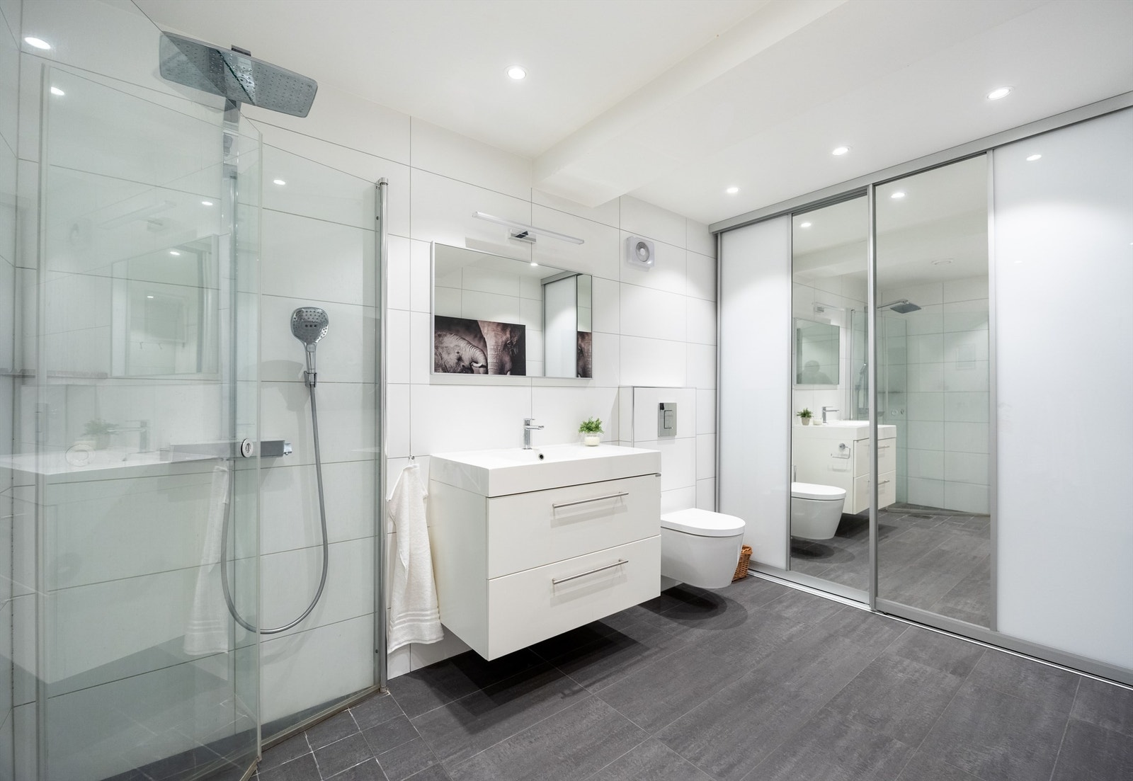 Også badet i underetasjen er fra 2015, med gulvvarme, vegghengt toalett og dusj med innfellbare glassdører. Galleribilde