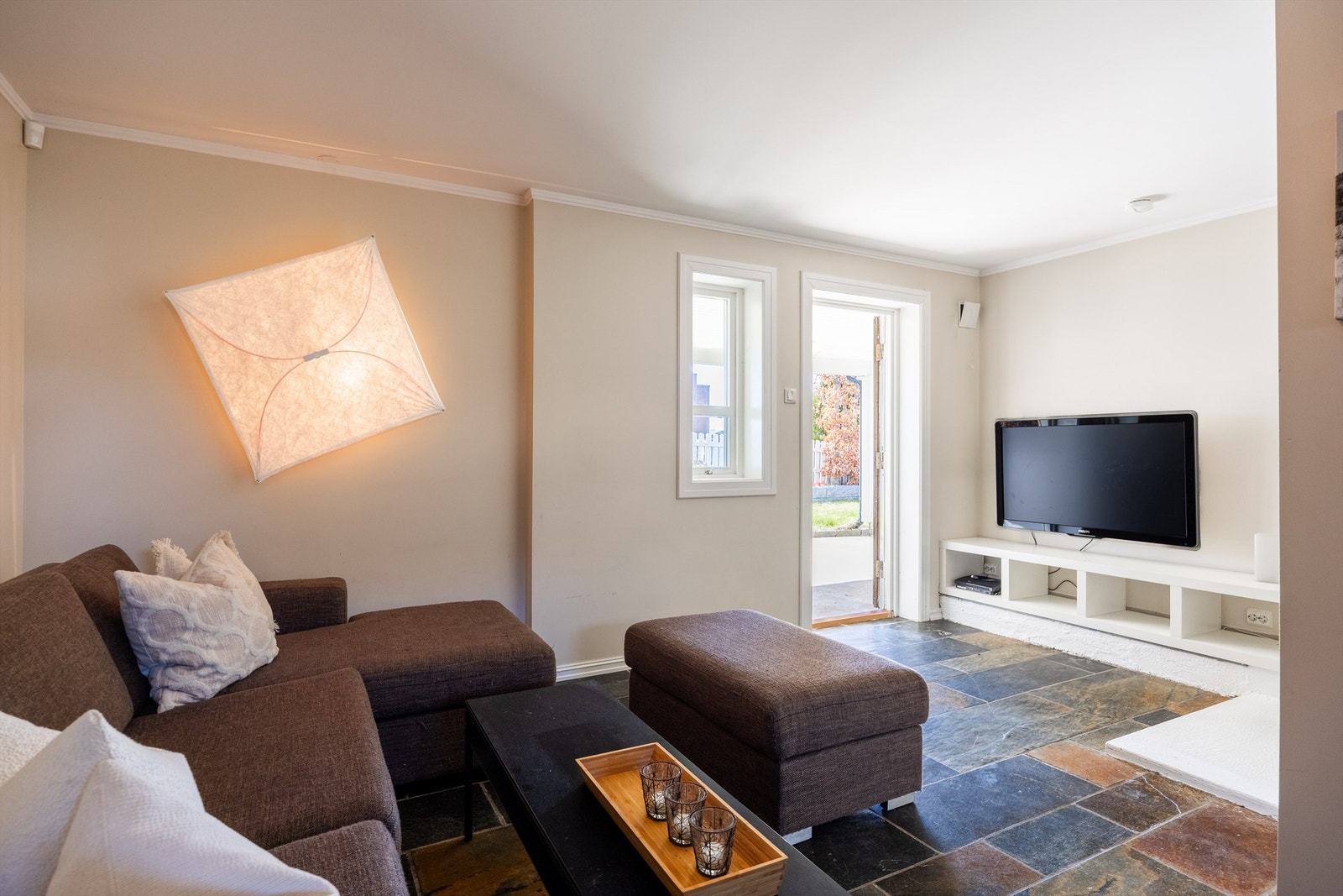 Kjellerstuen har gulvvarme og direkte utgang til en støpt, overbygd uteplass på 22 m². Galleribilde
