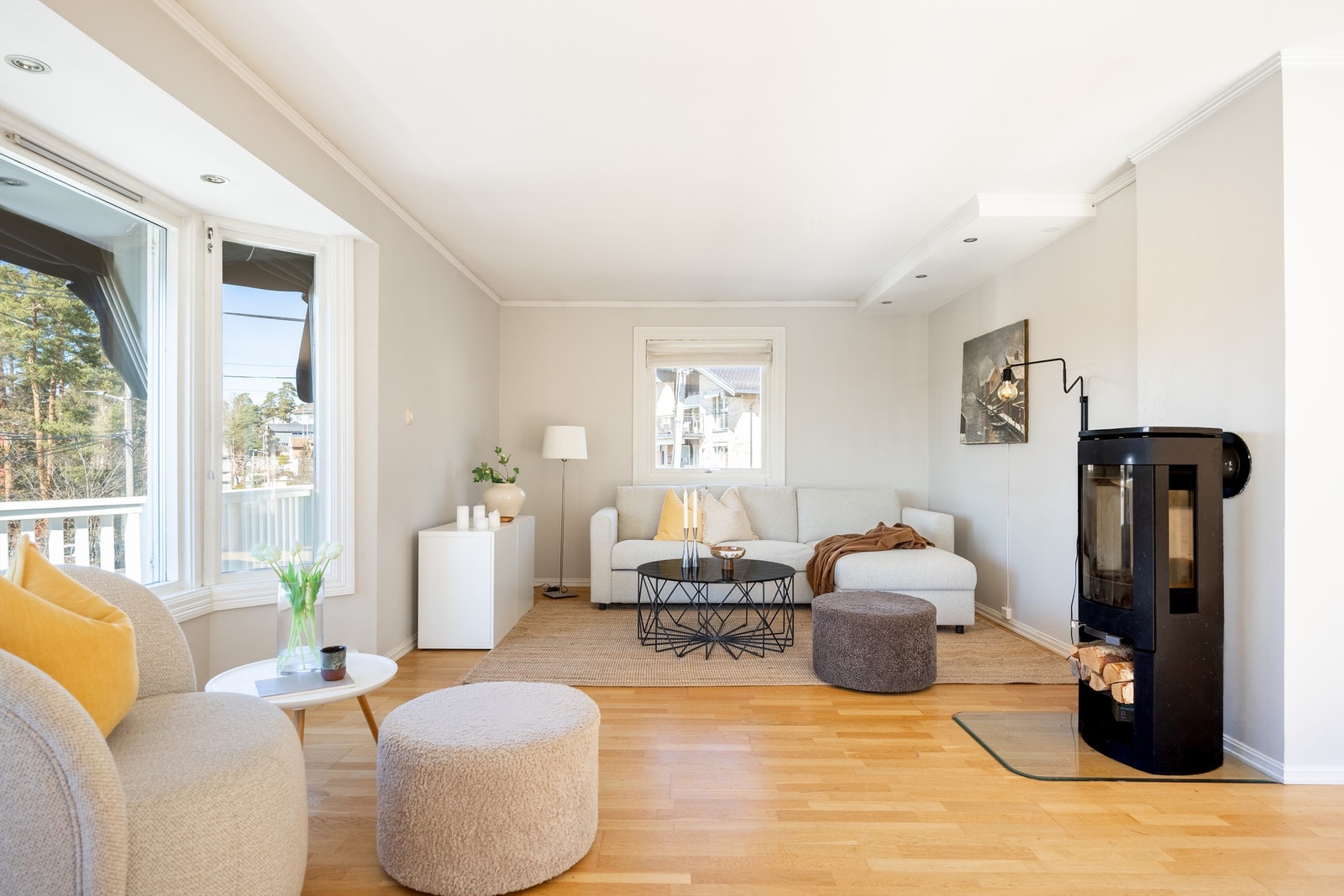 Stuen har parkett på gulvet, downlights i himlingen og et ildsted som gir ekstra varme og hygge. Galleribilde