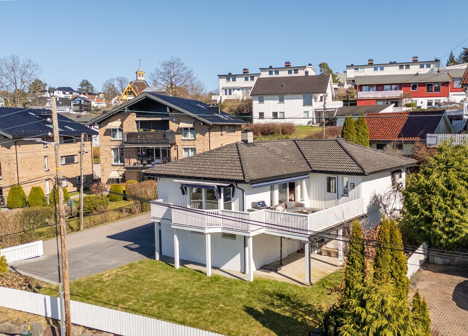 Velkommen til Solveien 118B! En innholdsrik enebolig med en familievennlig planløsning, store uteplasser og en attraktiv beliggenhet på Nordstrand. Galleribilde