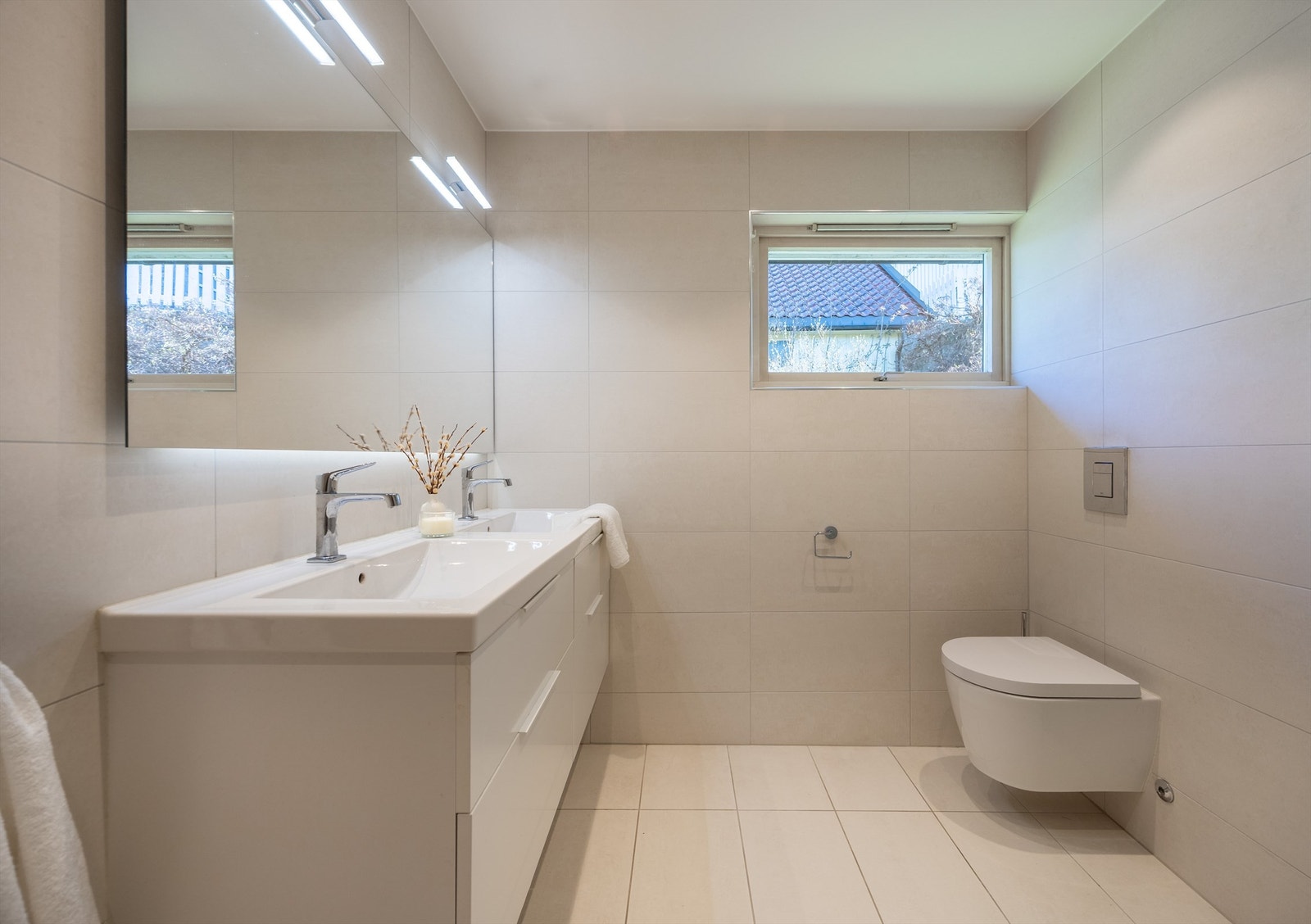 Badet i første etasje ble oppgradert i 2015. Det har flislagt gulv med gulvvarme og en bred servantinnredning med doble armaturer. Galleribilde