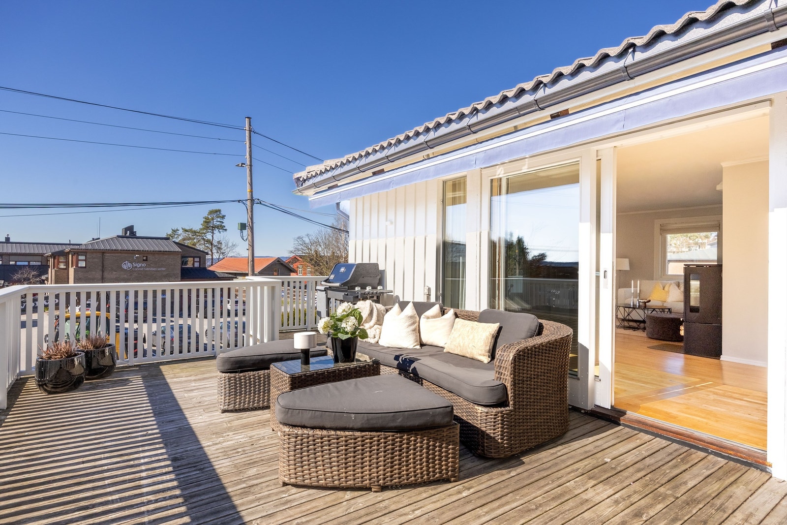 Verandaen er utstyrt med markise, som gir behagelig skygge på de varmeste dagene. Galleribilde