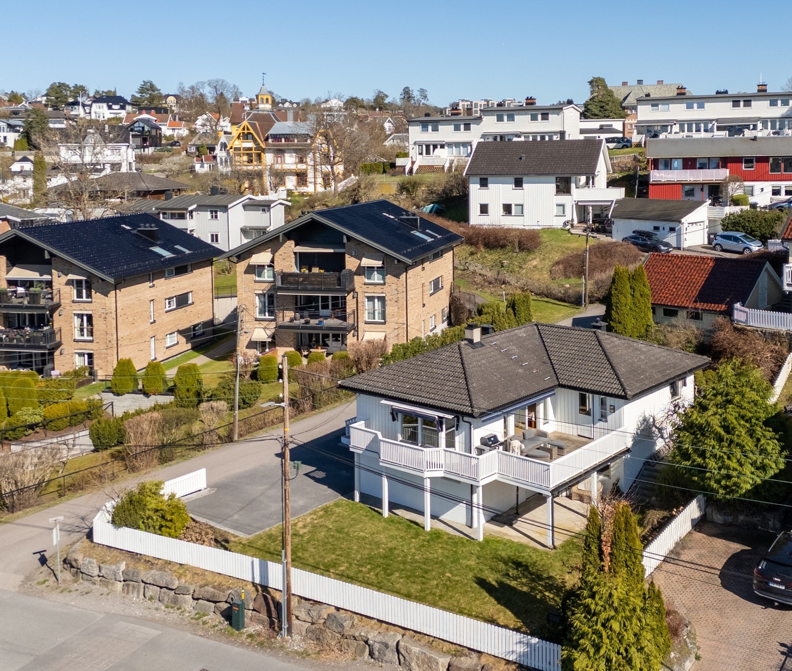 Eiendommen ligger i et veletablert og barnevennlig villaområde. Galleribilde