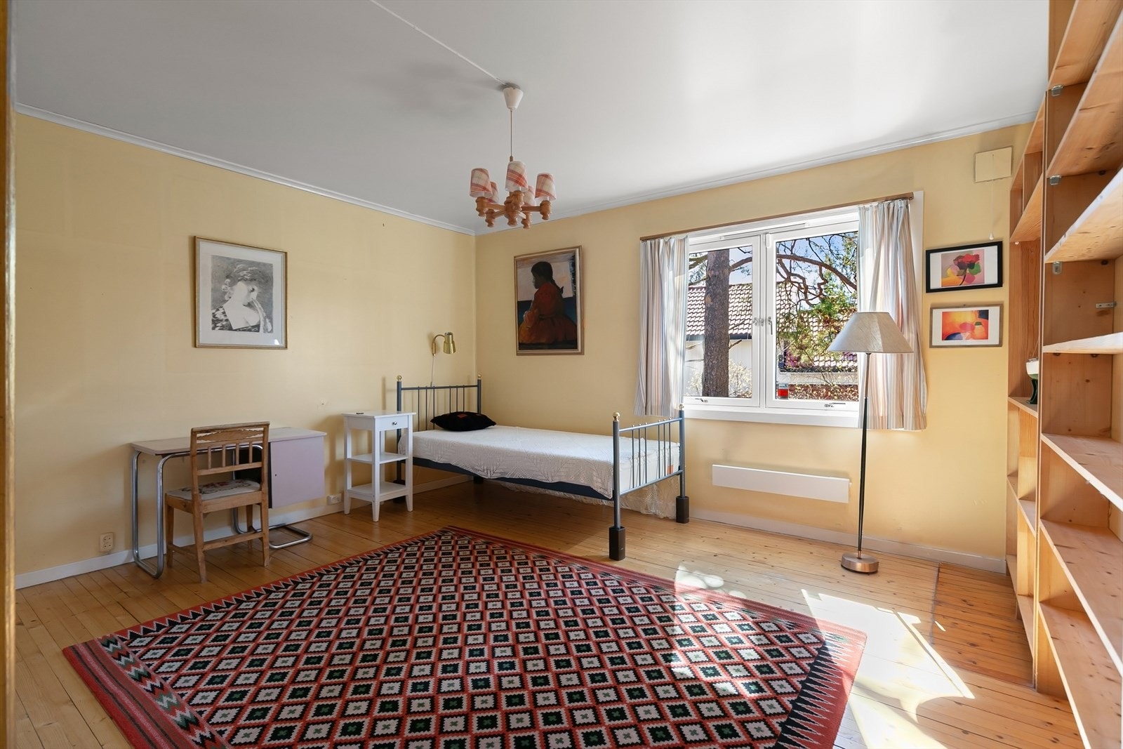 Soverom 1 med god plass til stor dobbeltseng og garderobe. Originalt tregulv og lysmalte overflater. Galleribilde