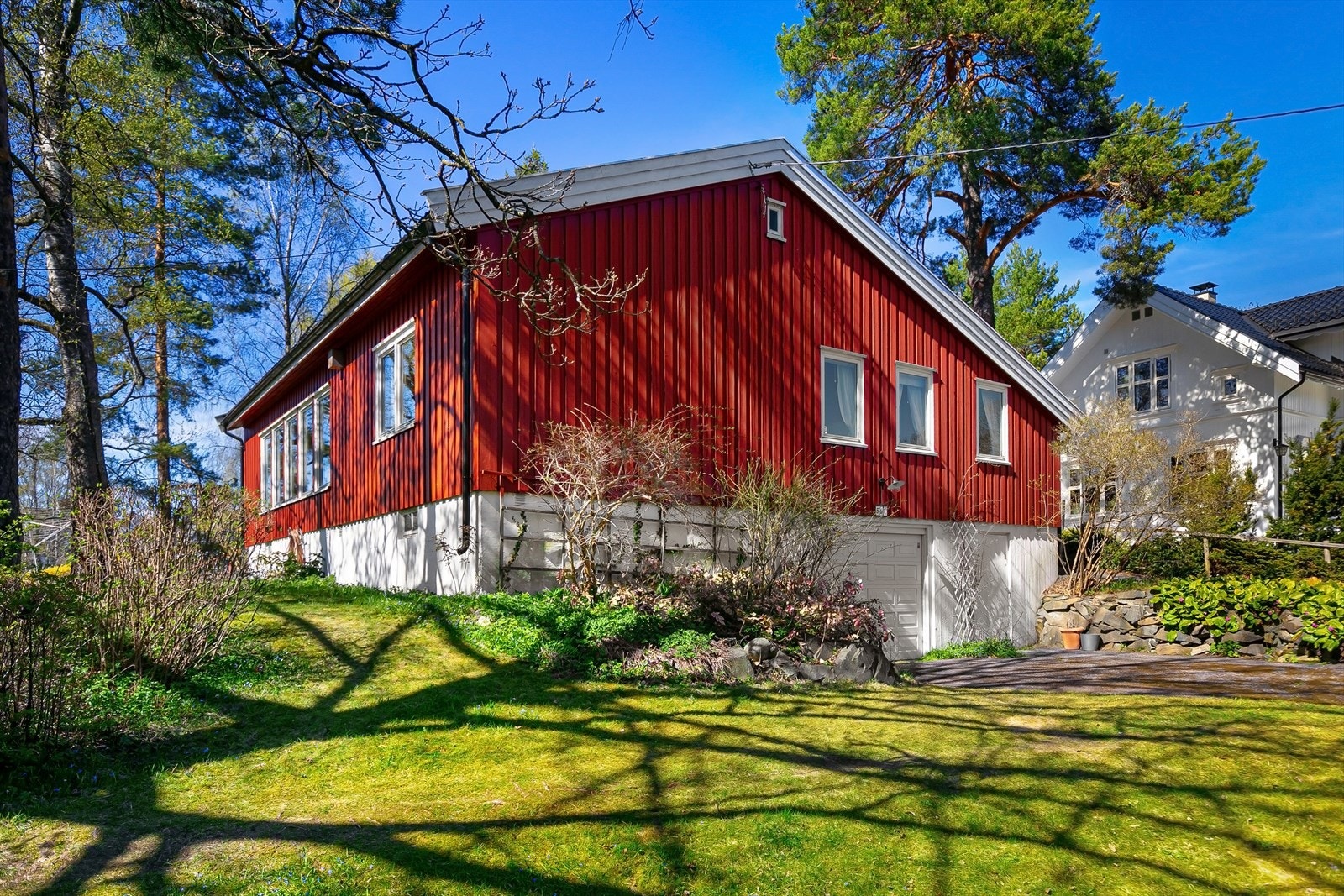 Velkommen til Lilleakerveien 56C, presentert av Fredrik Langsø ved Nordvik Bygdøy allé. (Foto: Zovenfra AS) Galleribilde