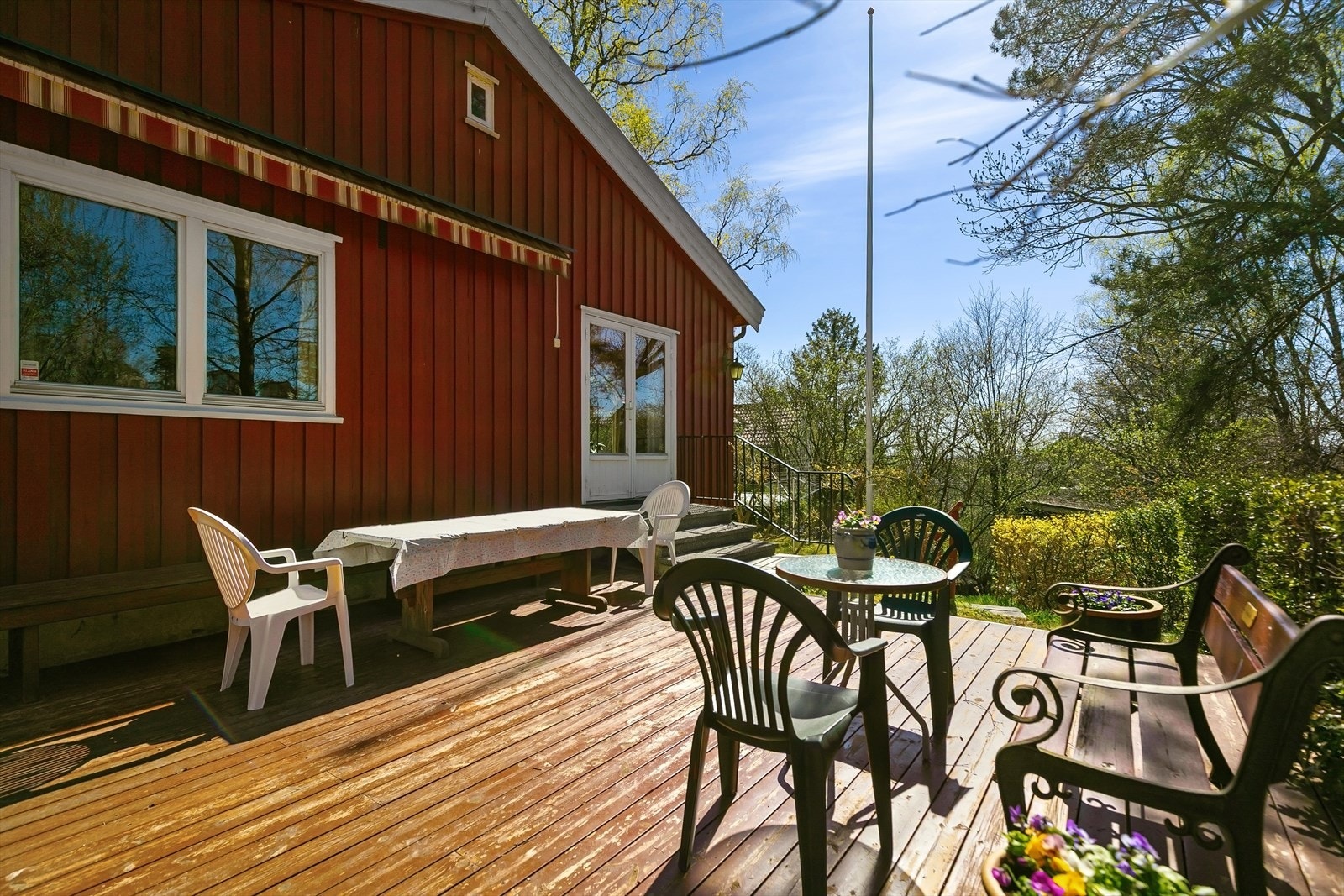 Ca. 26 kvm terrasse med god plass til flere sittegrupper. Galleribilde