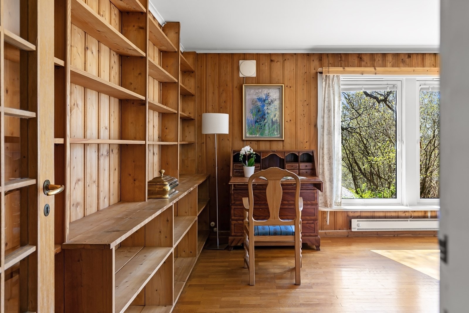 Plassbygde hyller i tre. Galleribilde