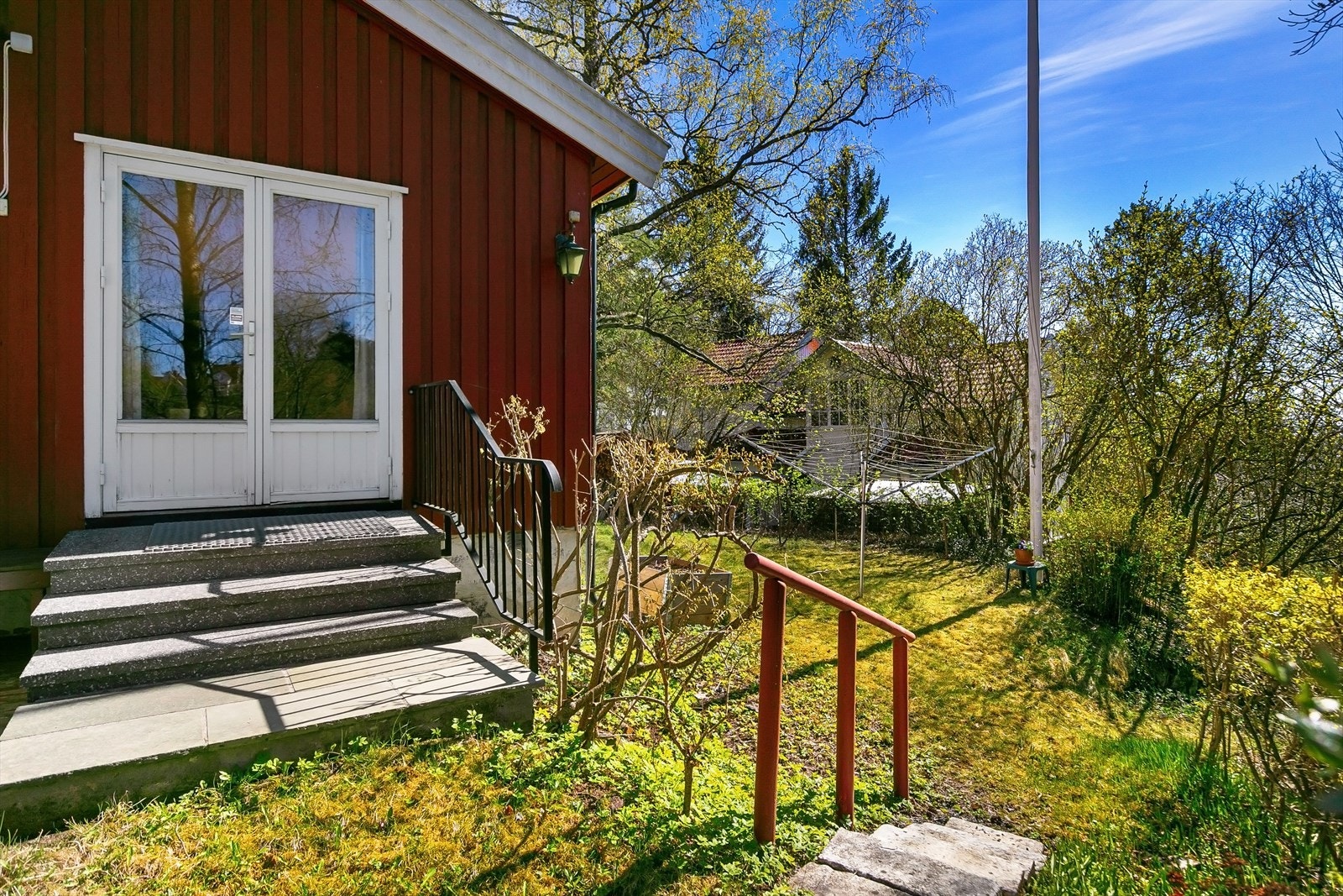 Rikelig med lys og sol inn til eiendommen. Galleribilde