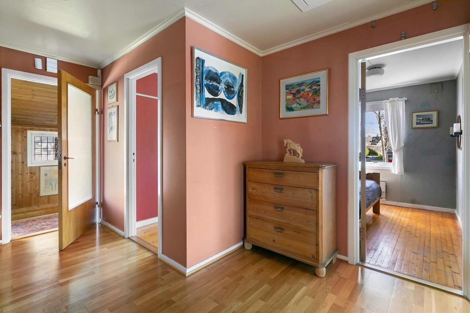 Romslig mellomgang med plass til ekstra garderobe om ønskelig. Galleribilde