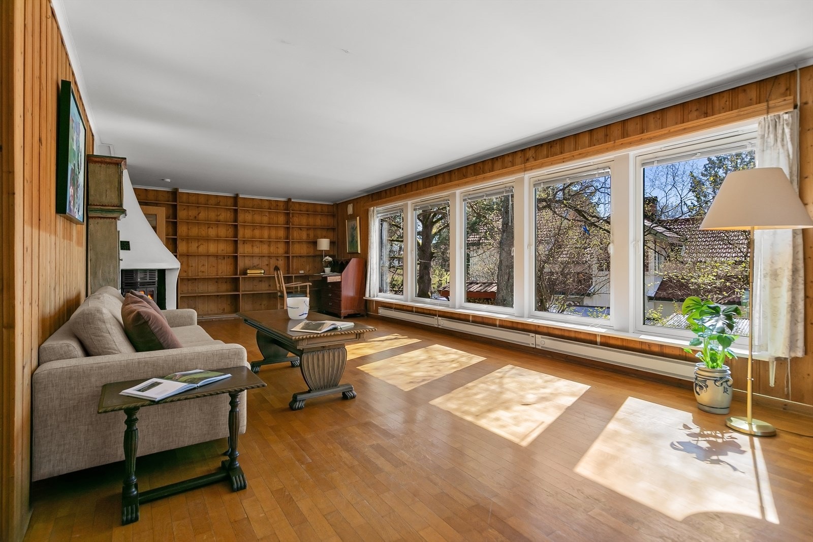 Romslig og åpen stue med rikelig lysinnslipp fra store vinduer langs hele sydsiden av rommet. Galleribilde
