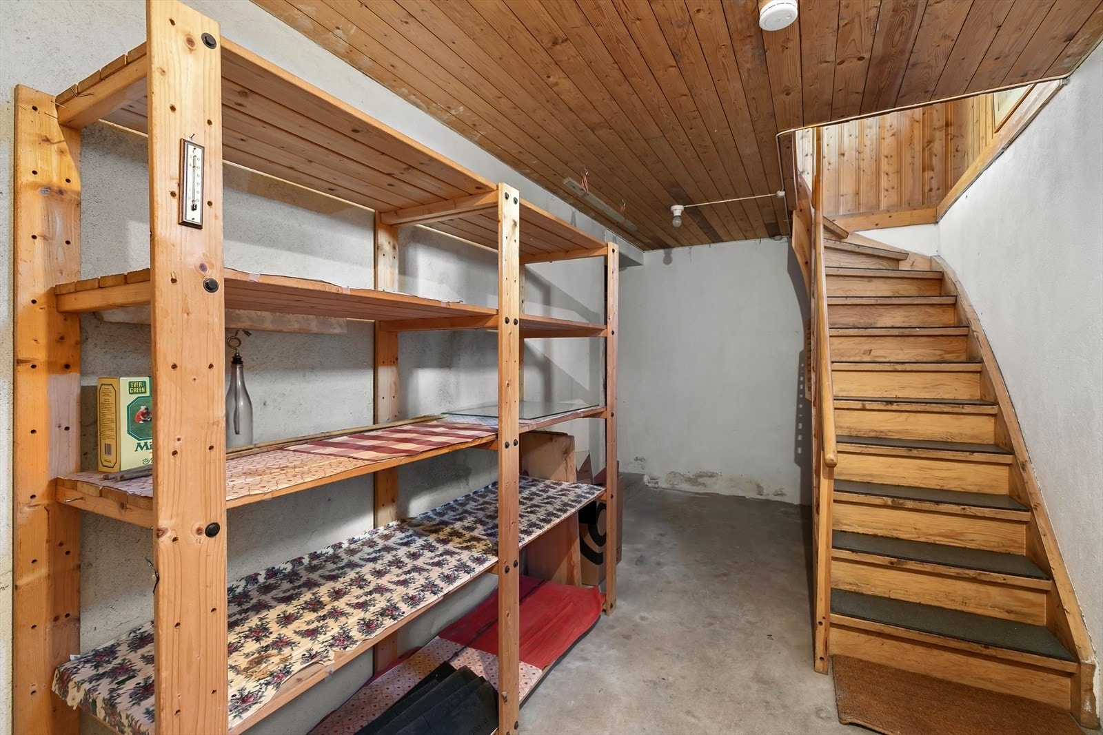 Kjeller har vaskerom, bodareal og utgang til det fri. Galleribilde