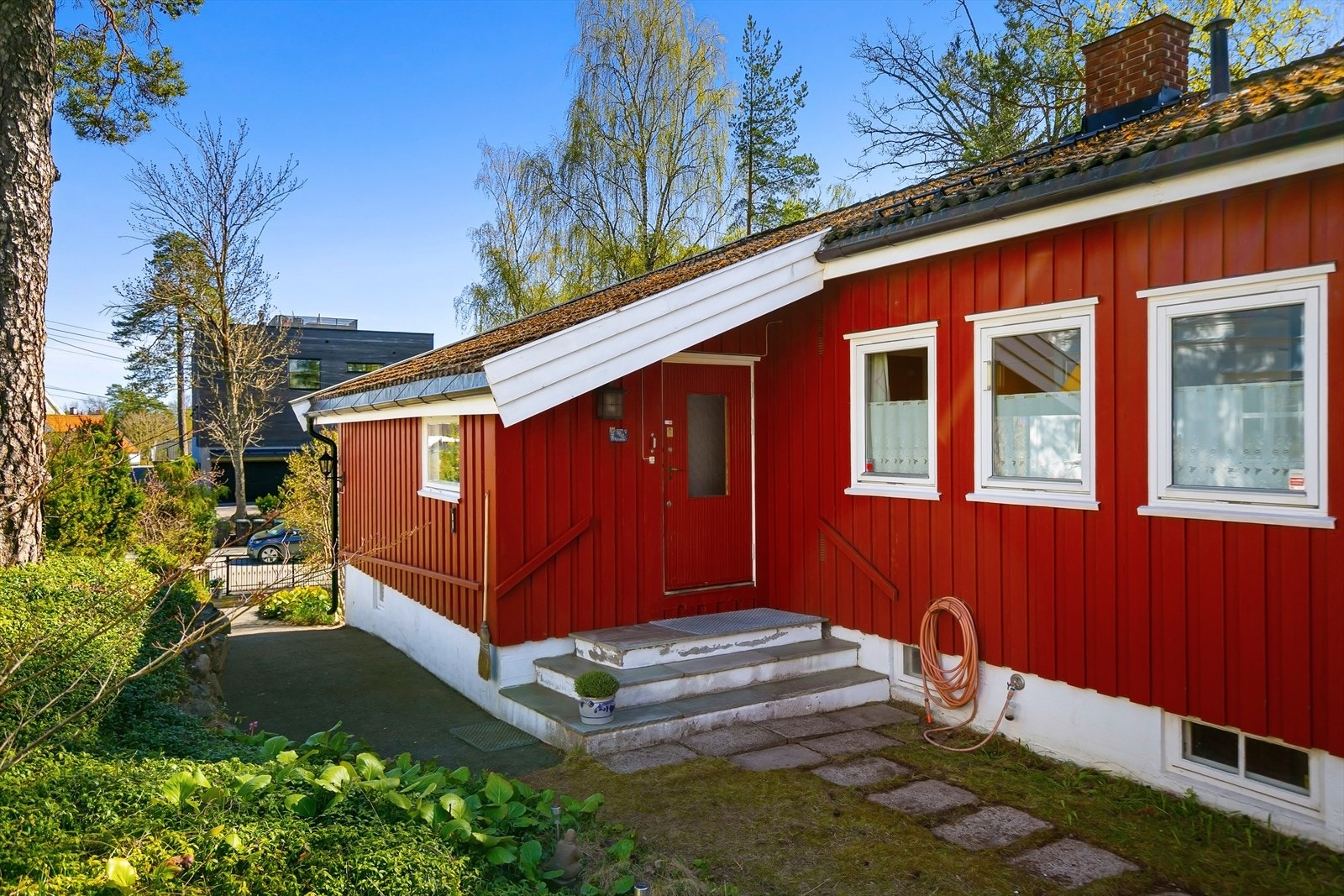 Inngangsparti har belysning og trapper lagt med steinheller. Galleribilde