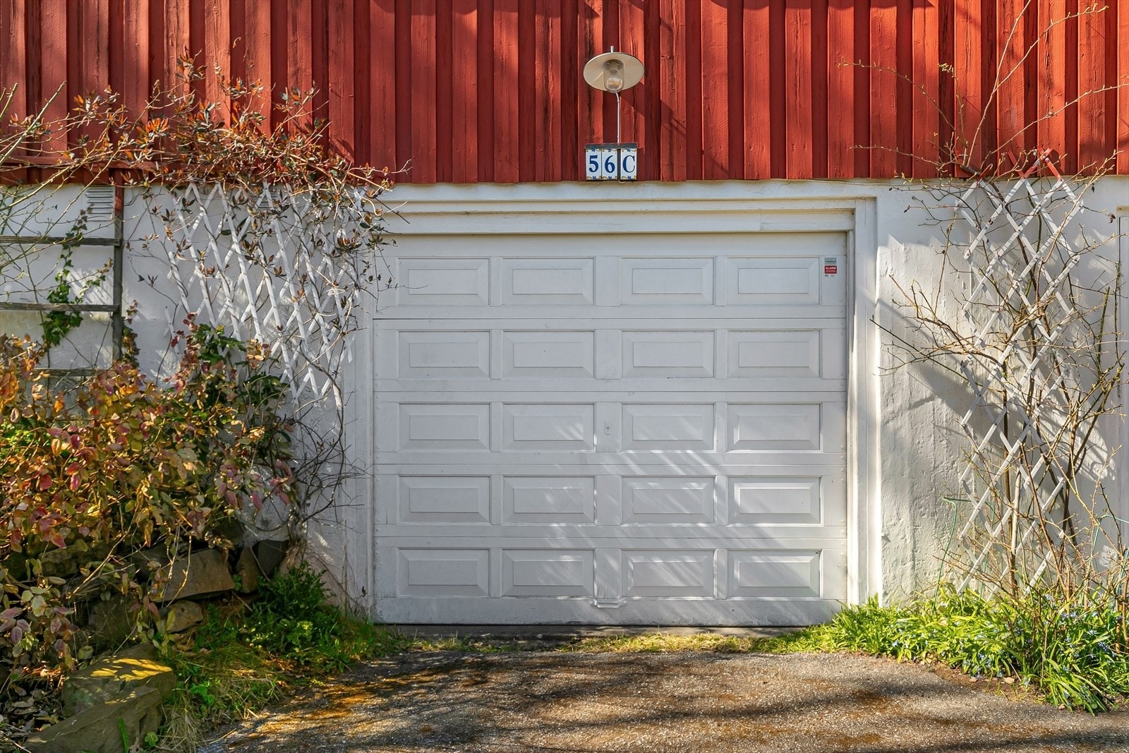 Garasjerom er innlemmet som en del av kjelleretasjen. Galleribilde