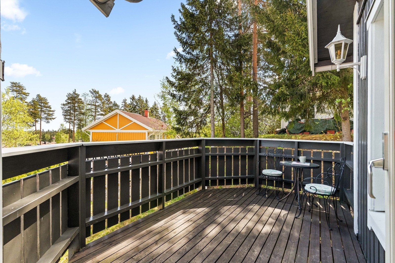 Uteplassene er bygget i trekonstruksjoner med terrassebord som gulv. Galleribilde