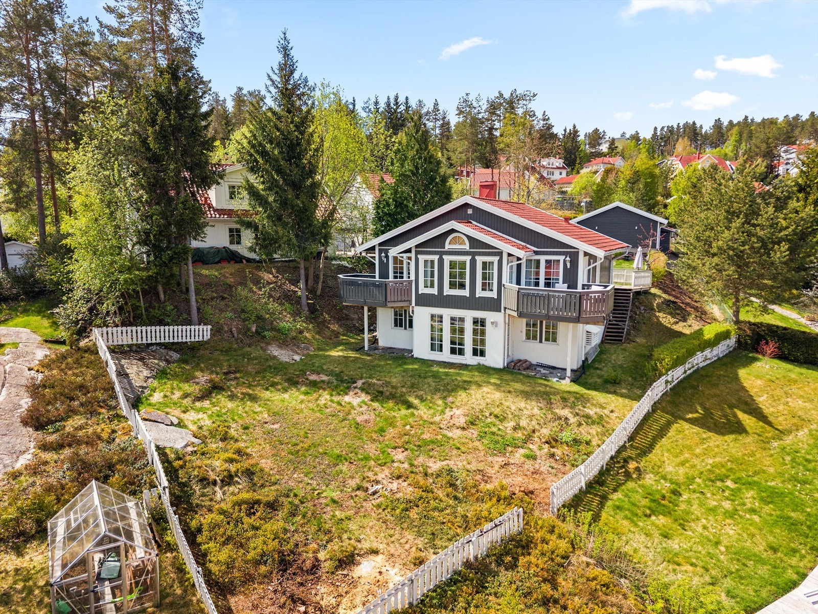 Eiendommen har en opparbeidet tomt, flere uteplasser og en frittstående garasje på 45 m².
Foto: Anders Botnmark Galleribilde