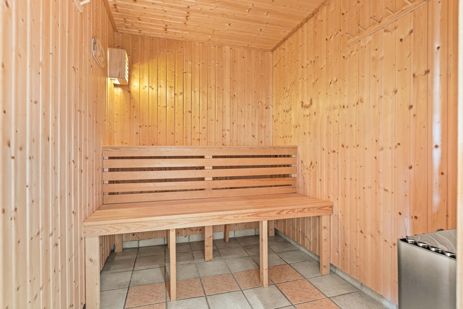 Egen badstue med gulvvarme og adkomst fra badet i kjelleretasjen. Galleribilde