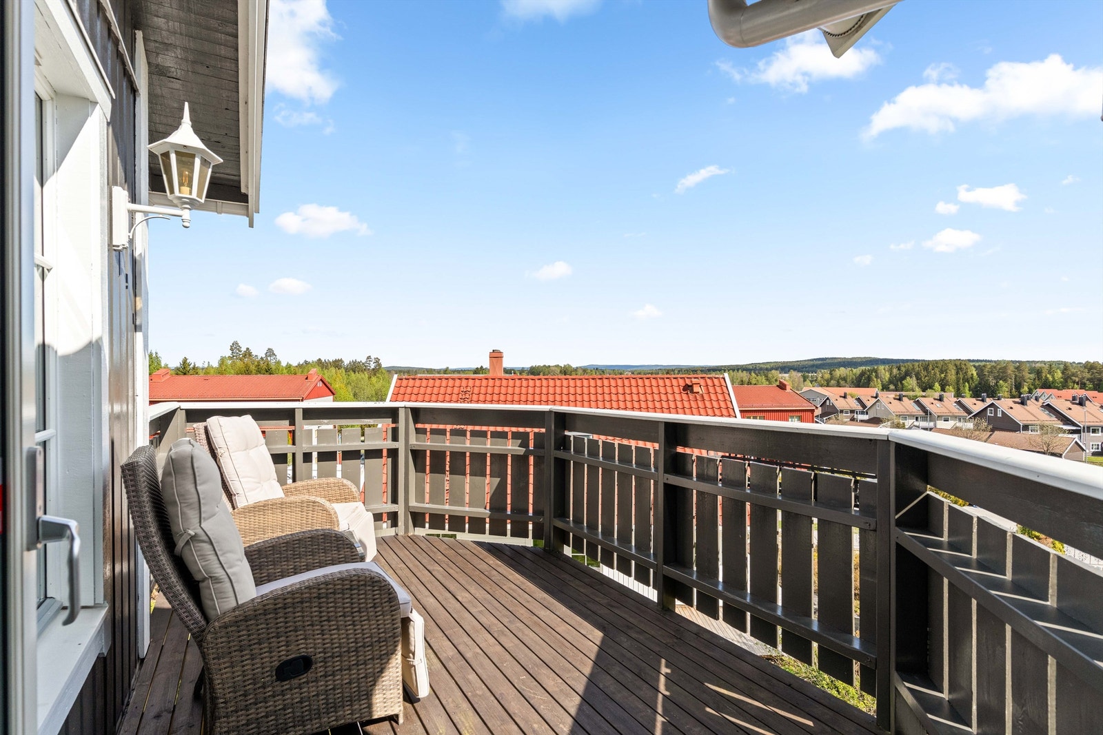 En av to balkonger med utgang fra stuen. Begge er på 9 m². Galleribilde