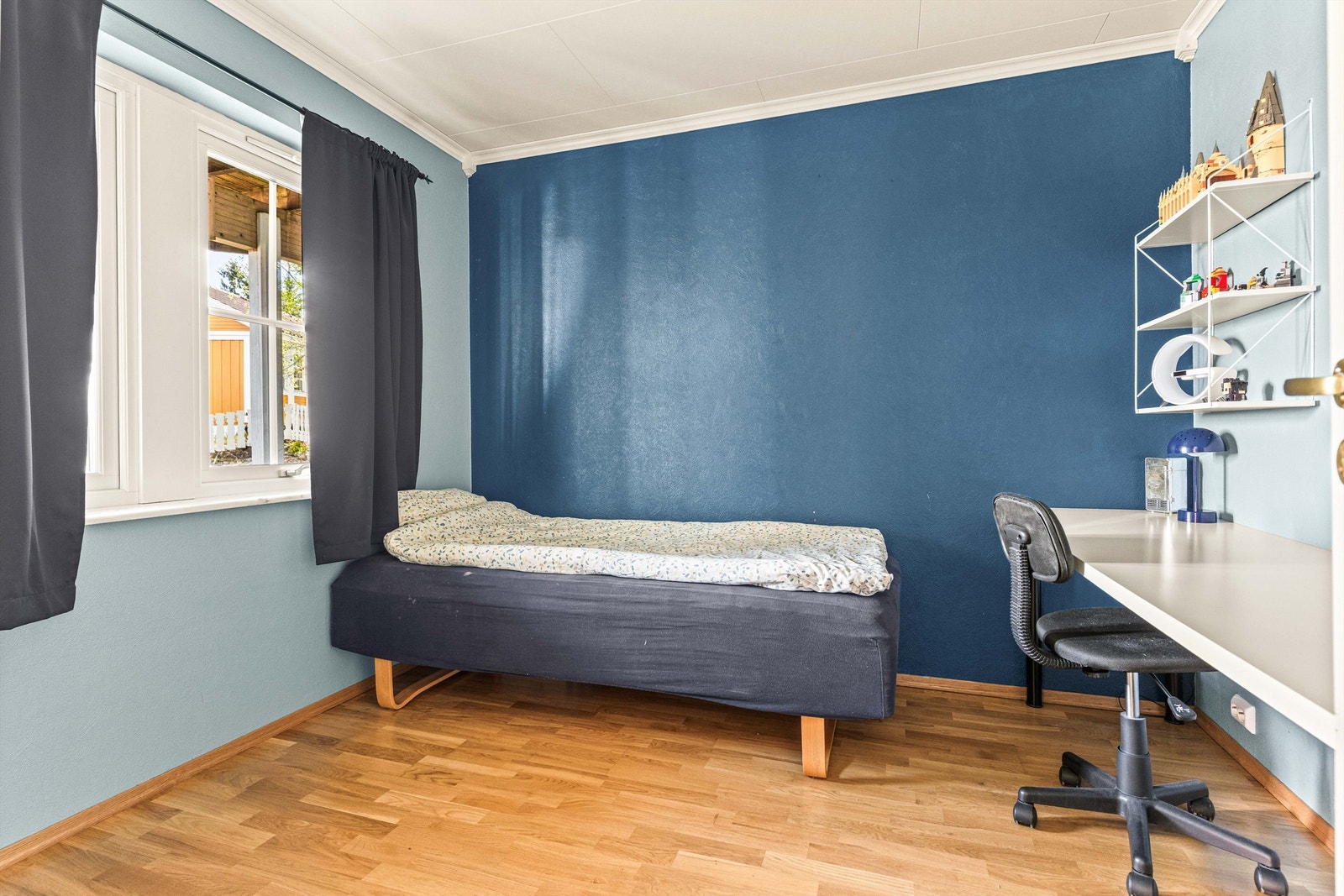 Soverom i kjelleren med god plass til seng og oppbevaring. Galleribilde