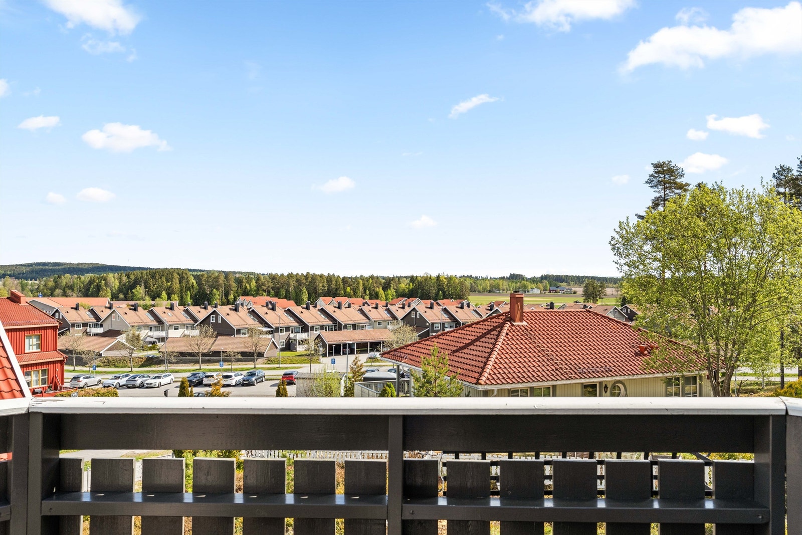Fra eiendommen er det utsikt over det etablerte og barnevennlige boligområdet på Neskollen. Galleribilde