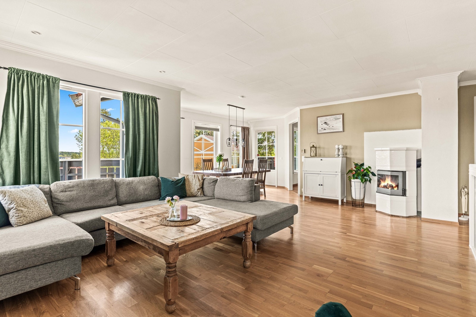 Stuen er romslig med plass til både sofagruppe og spisebord. Fra stuen er det utgang til to separate balkonger. Galleribilde
