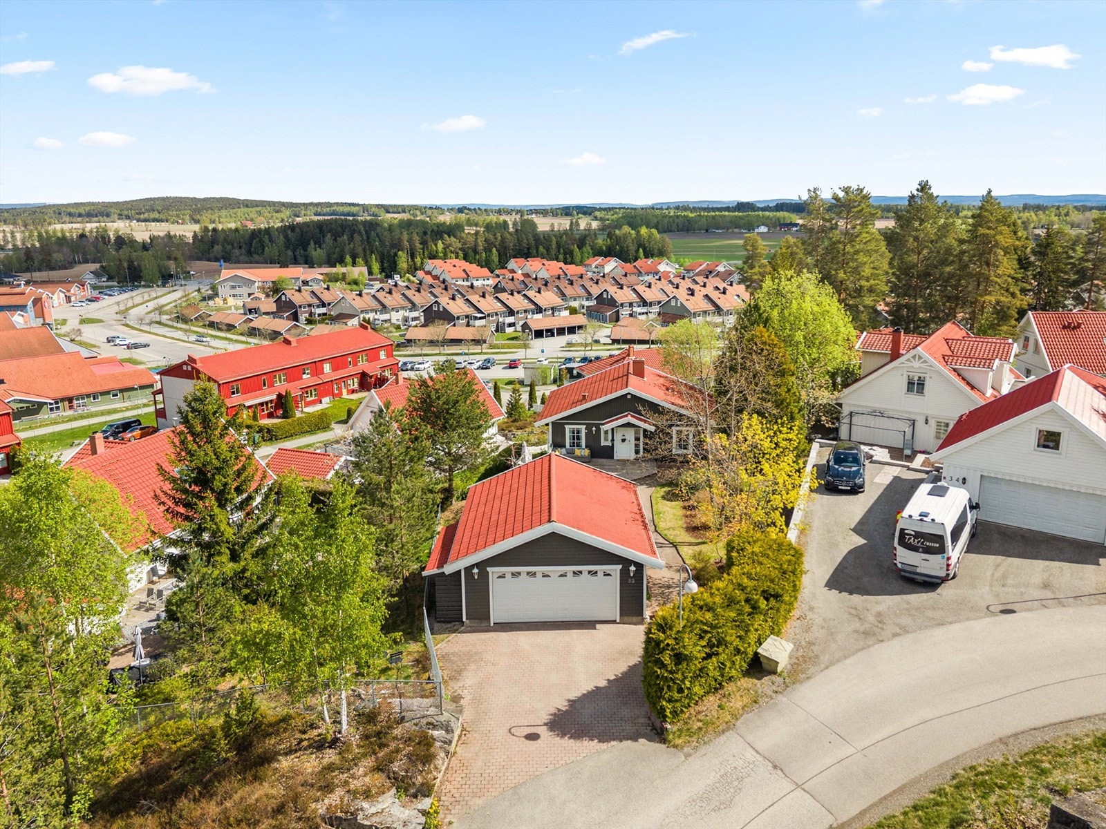 Eiendommen inkluderer en frittstående, uisolert garasje på 45 m², bygget i 2001. Galleribilde