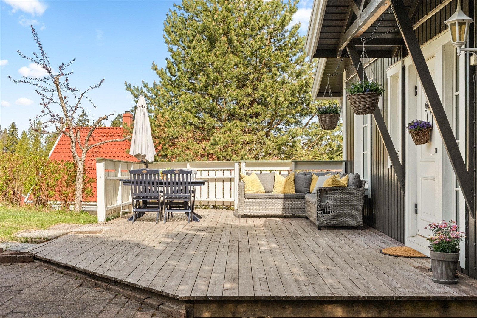 Terrassen er på 33 m² og fungerer som en naturlig forlengelse av uteområdet. Galleribilde